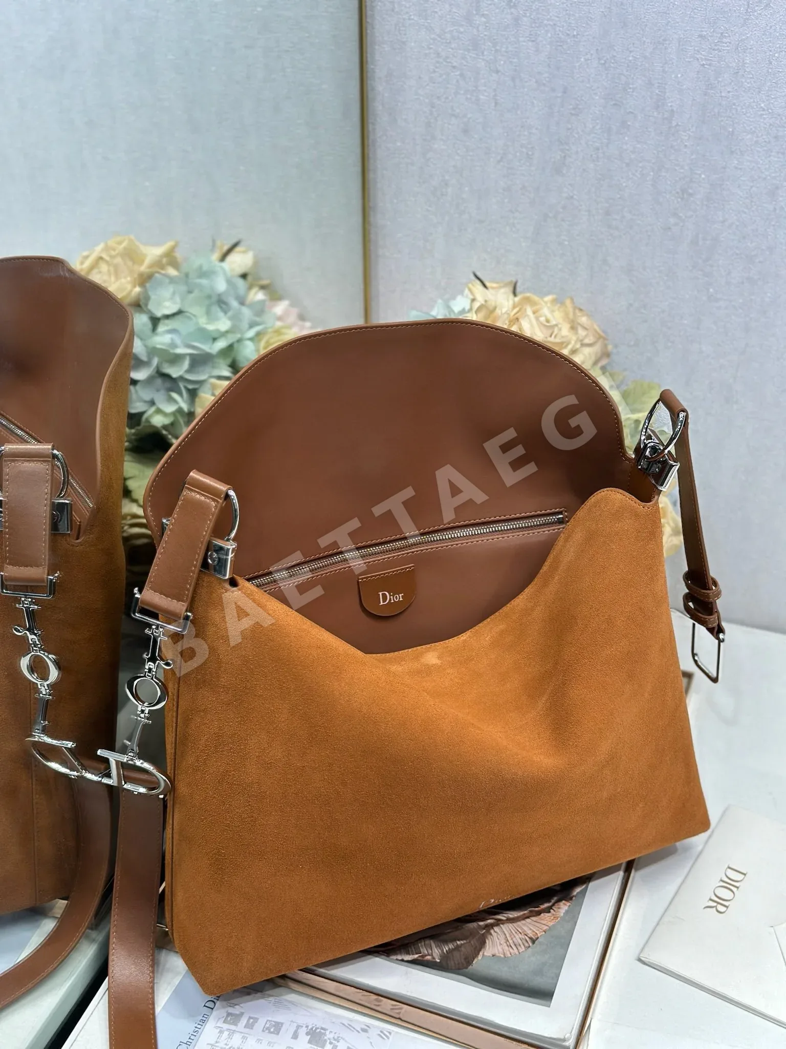 디올 라지 호보 스웨이드 가죽 가방 상세 이미지 7
