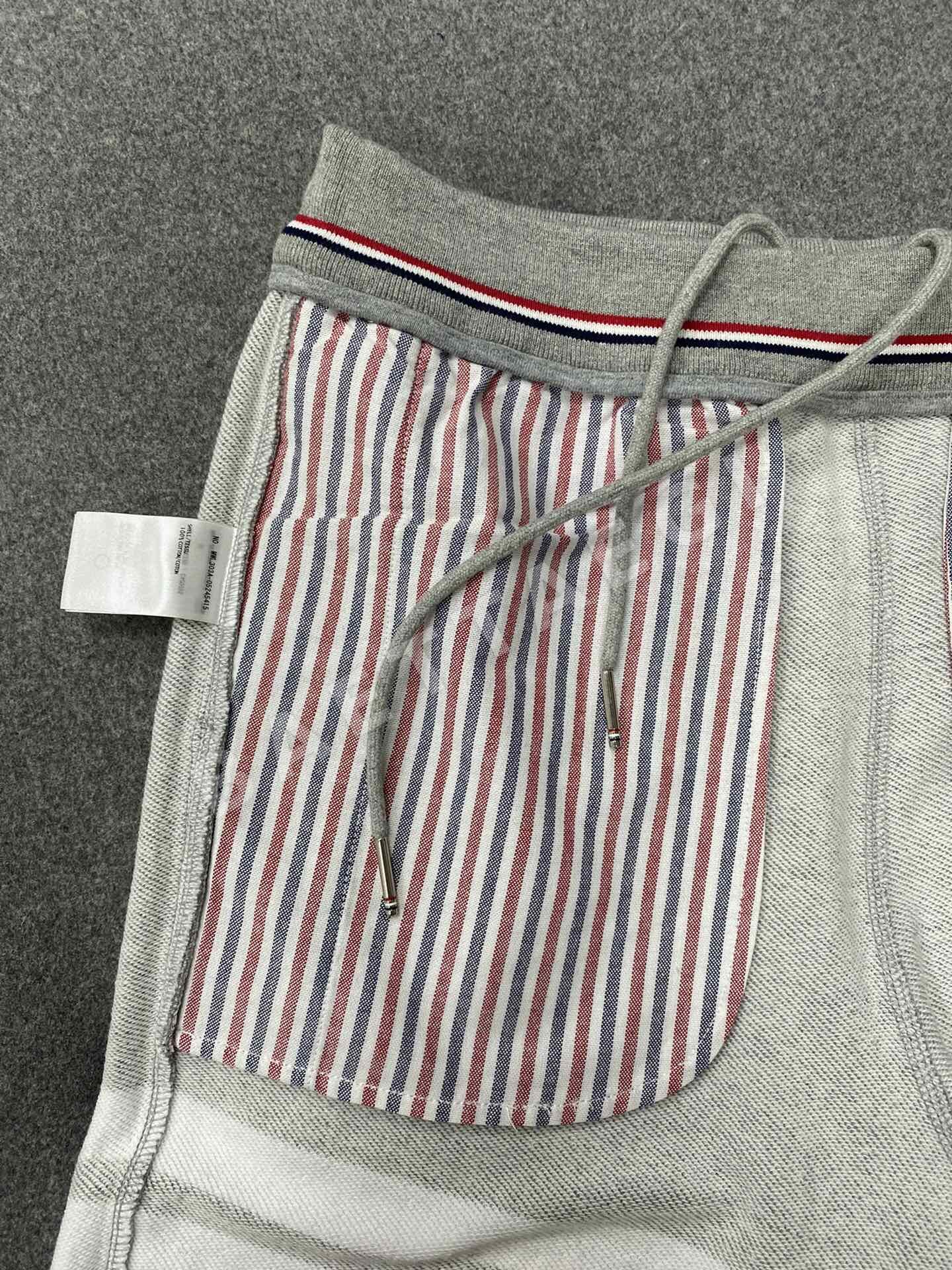 톰브라운 그레이 남성 4바 스트라이프 코튼 반바지 상세 이미지 8