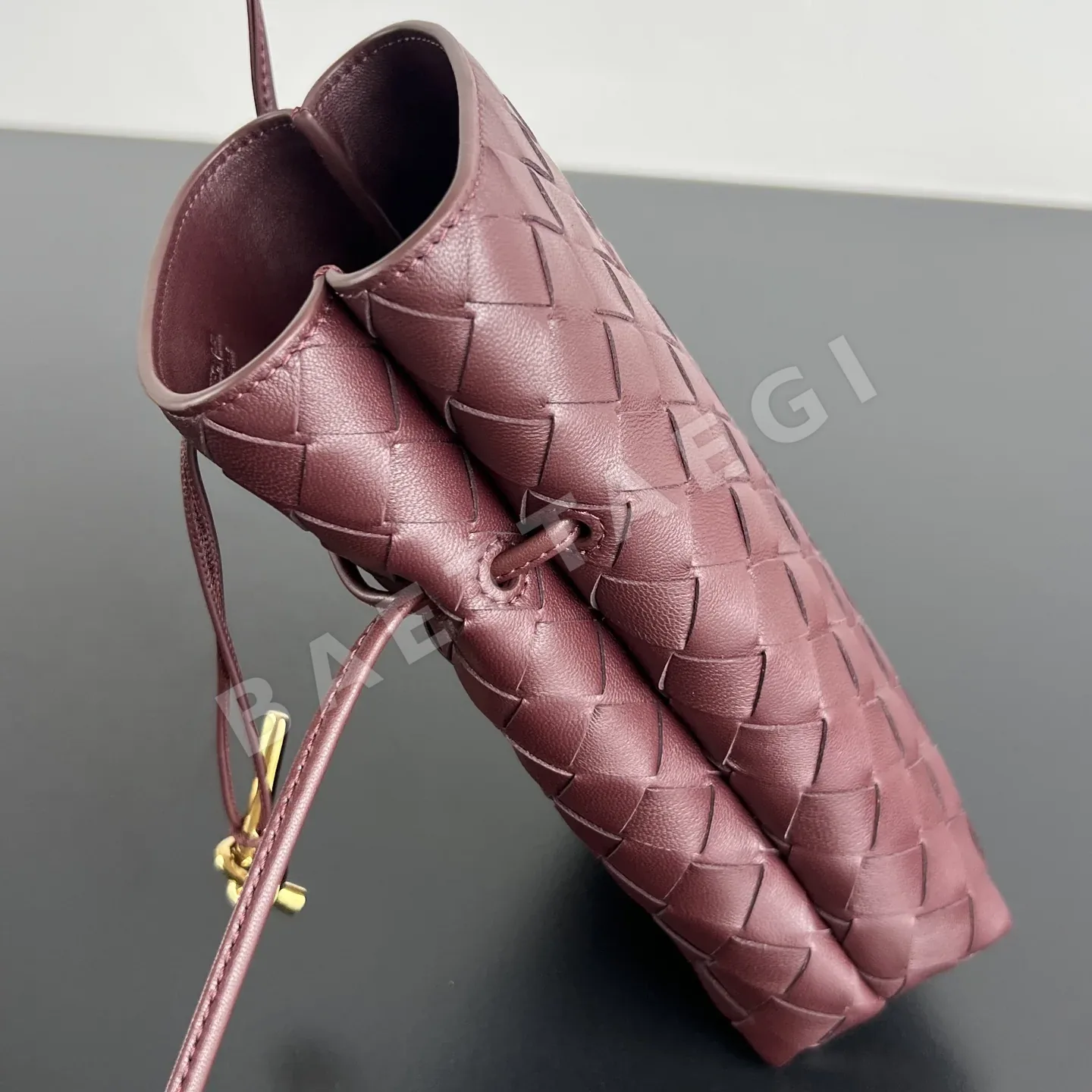 보테가베네타 안디아모 스마트폰 클러치 가방 상세 이미지 8