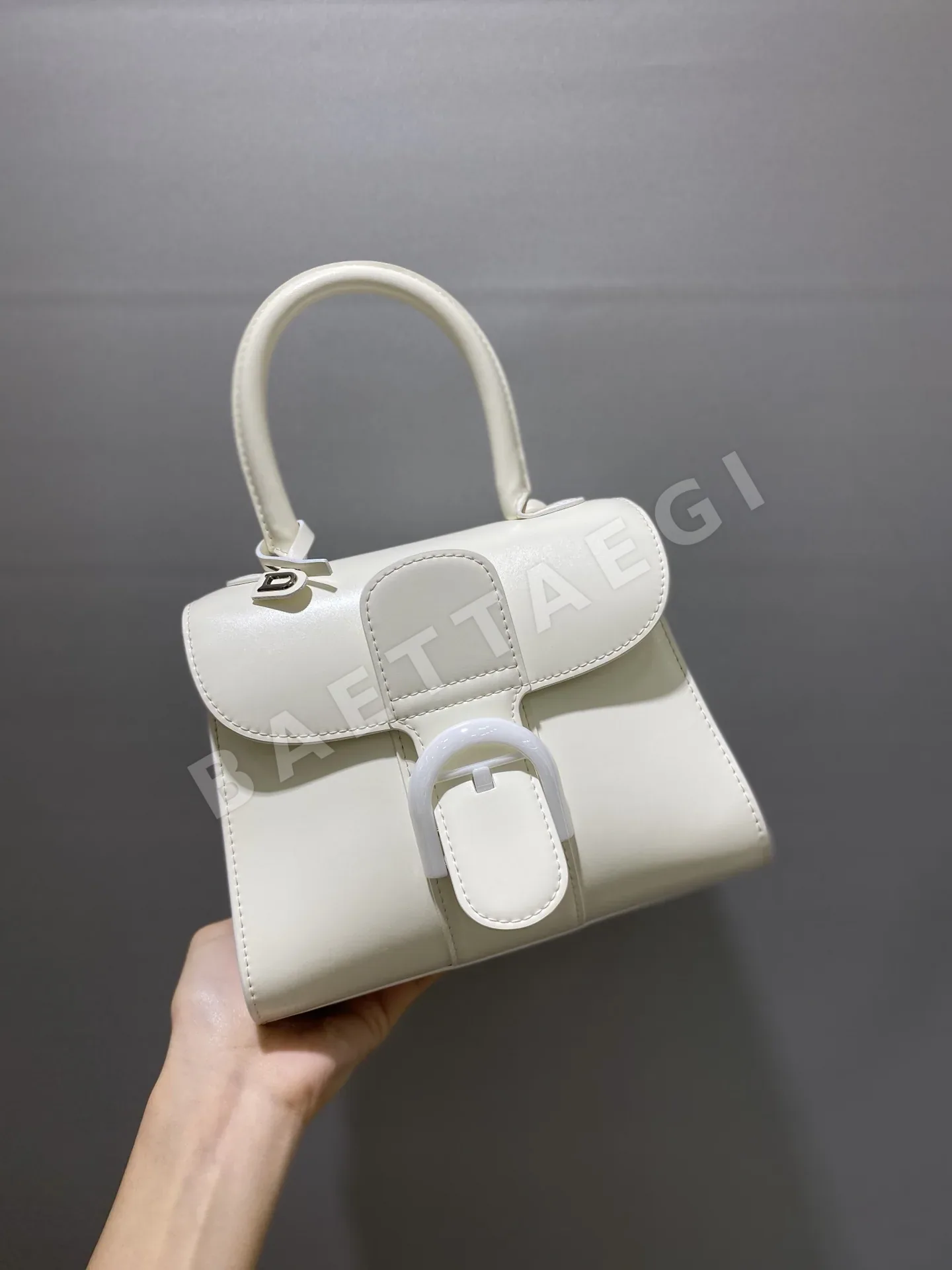 델보 스노우 화이트 램스킨 숄더백 상세 이미지 2