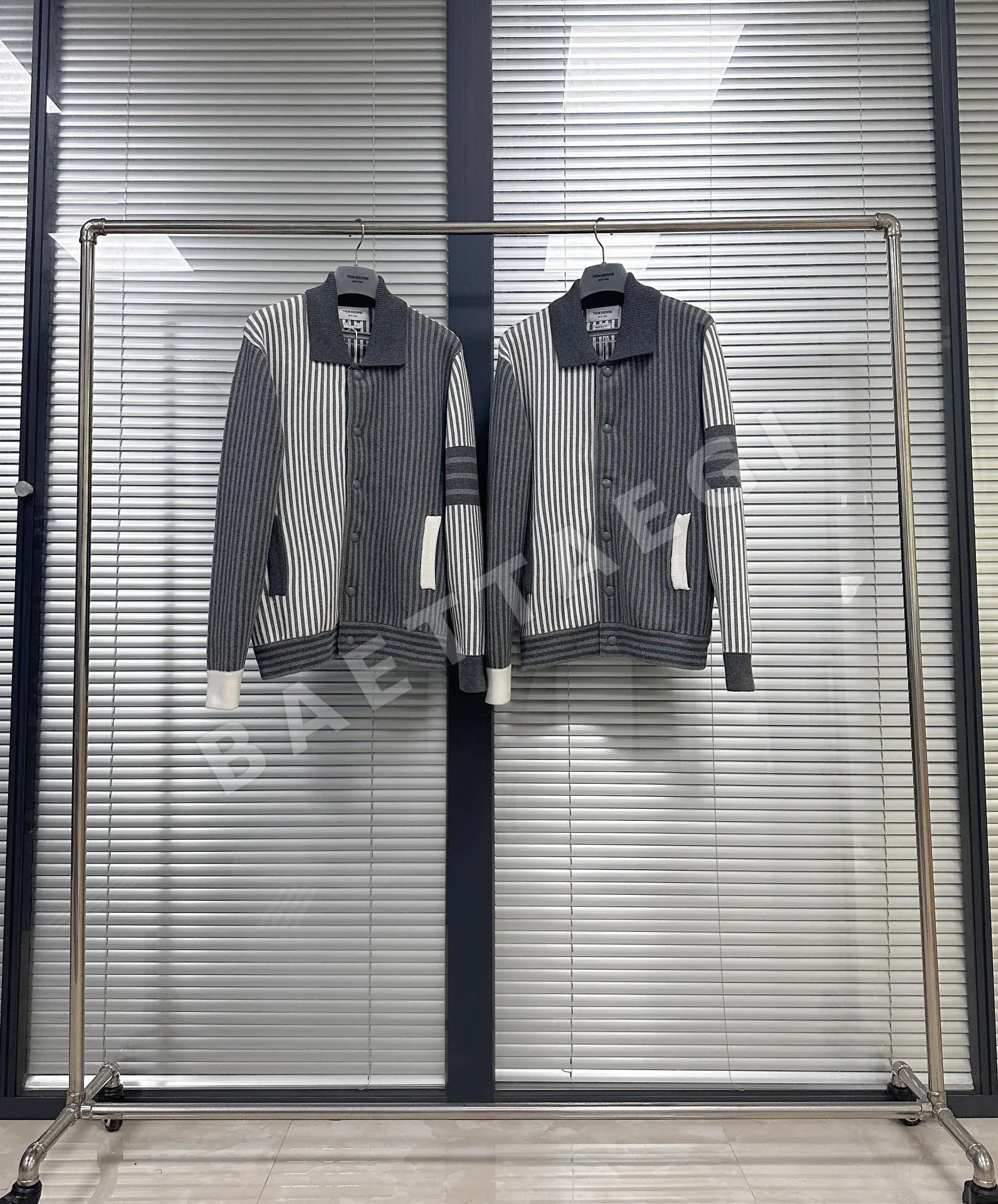 톰브라운 스트라이프 패턴 카라 니트 자켓 142960