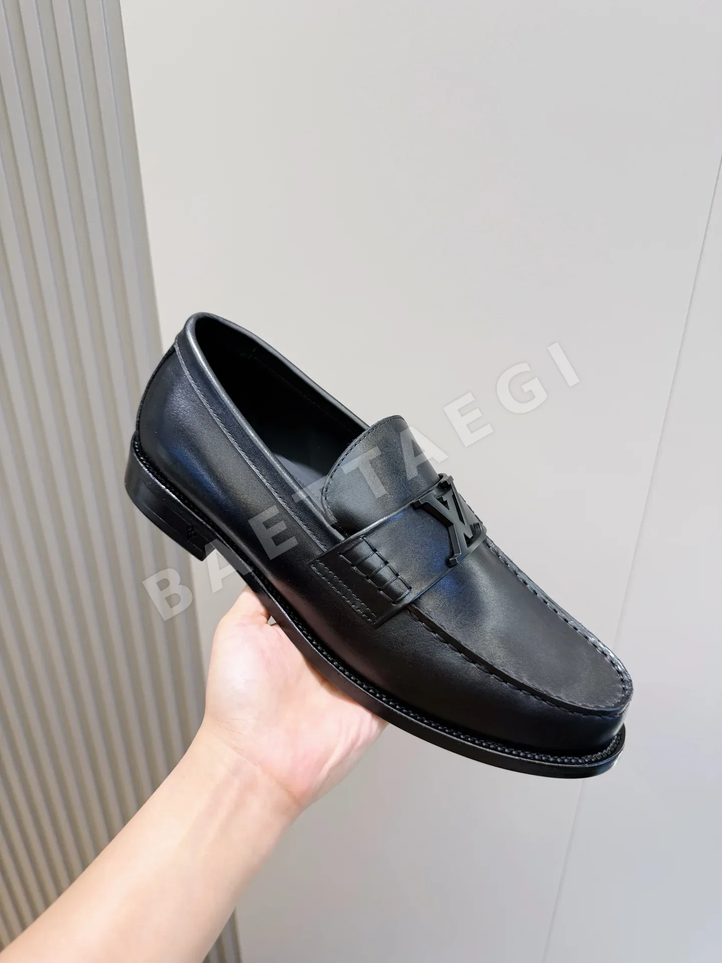 루이비통 메이저 로퍼 에나멜 송아지가죽 금속 질감 가죽 장식 상세 이미지 5