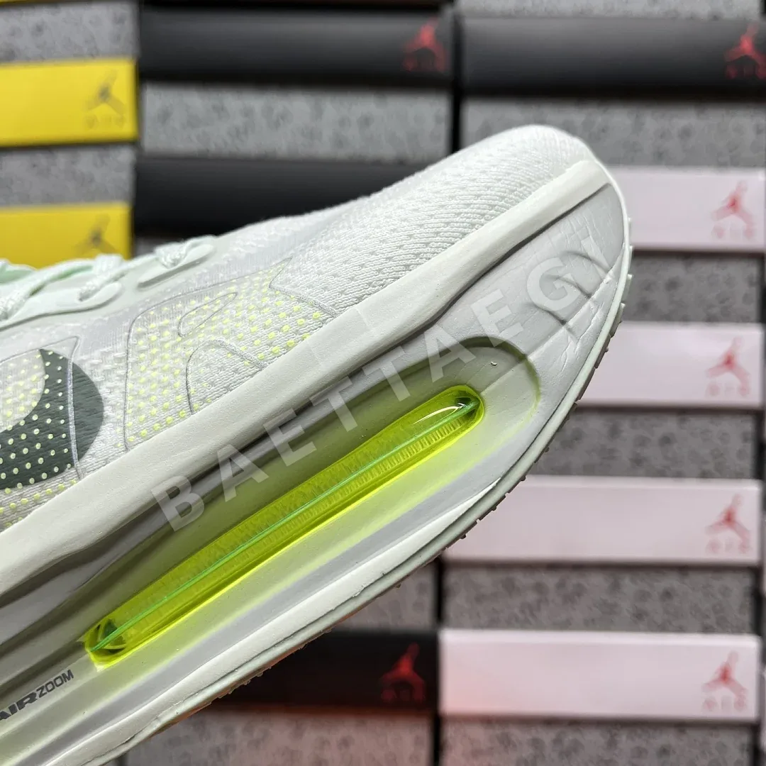 나이키 [CG] 보메로 프리미엄 HQ2050-300 201978 Nike Vomero Premium Barely Volt 상세 이미지 4