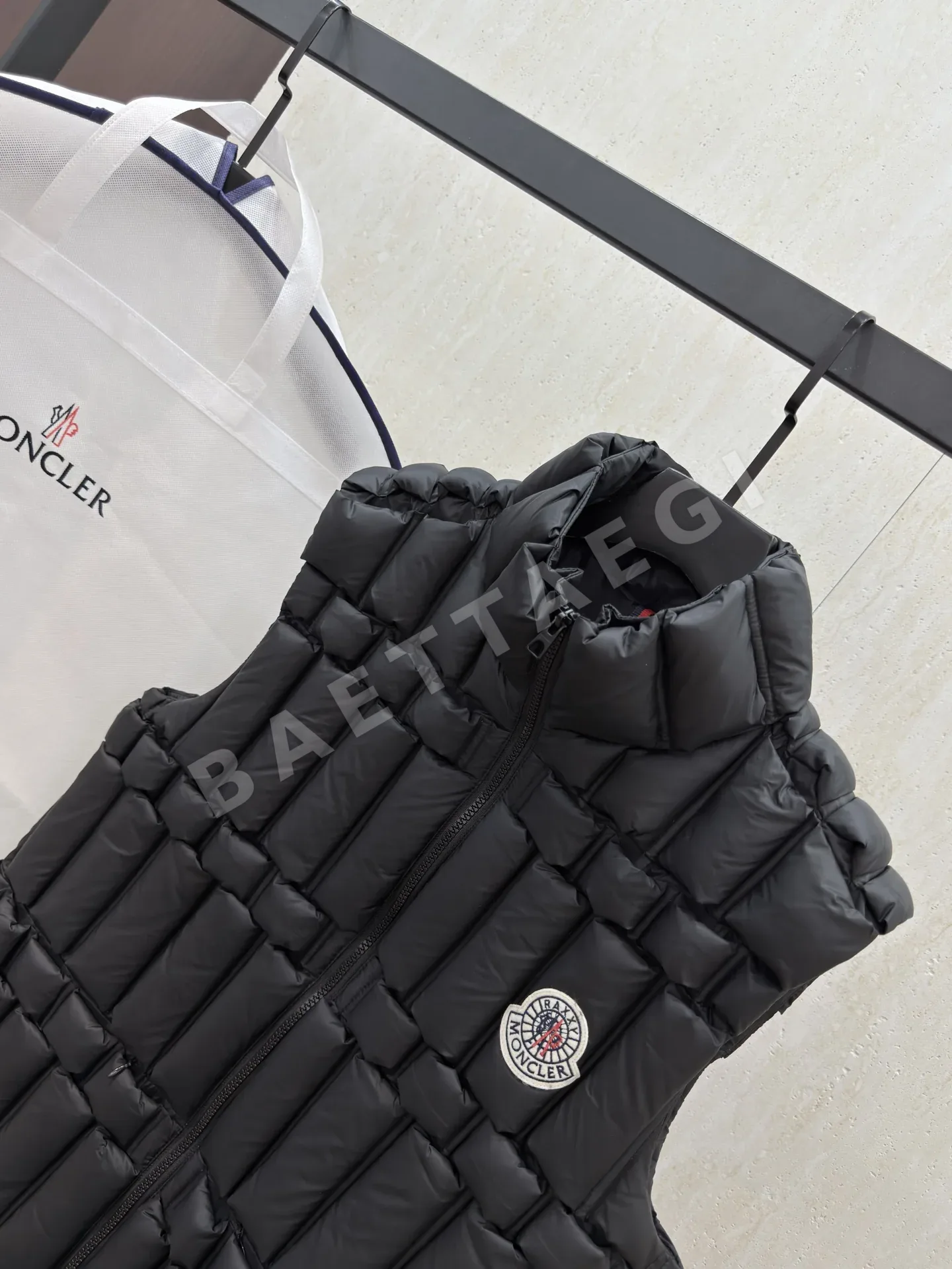 몽클레르 여성 화이트 덕다운 조끼 상세 이미지 3