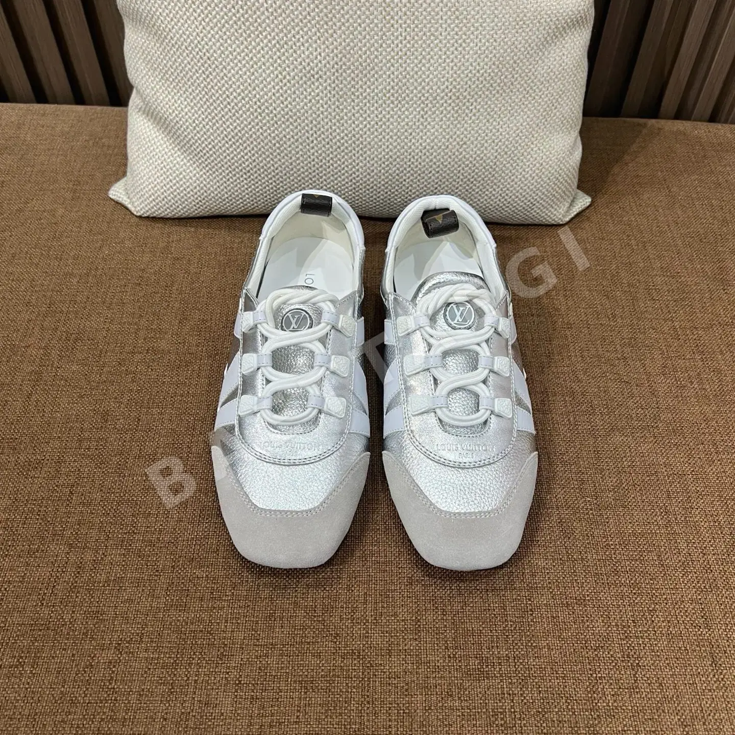 루이비통 스니커즈 램스킨 모노그램 LV 로고 상세 이미지 2