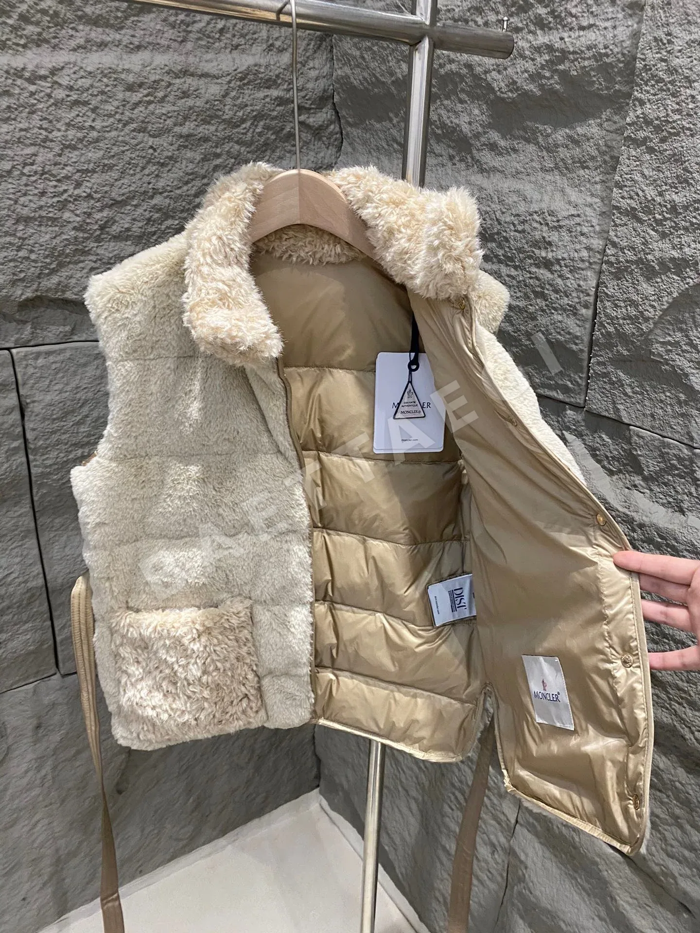 몽클레르 주이 여성 슬림핏 테디 다운 조끼 상세 이미지 6