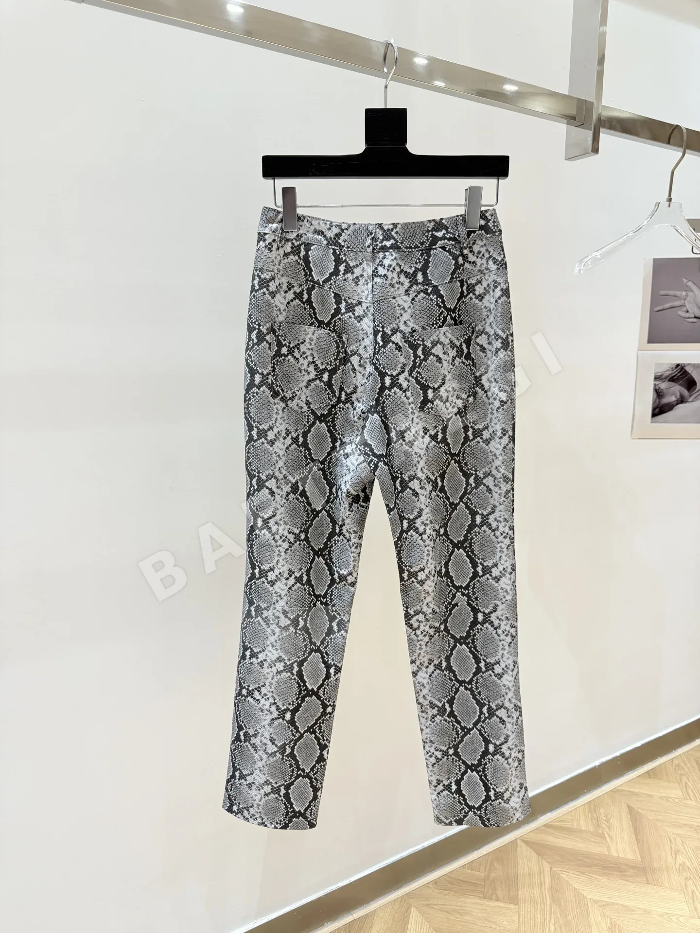 보테가베네타 와이드 테이퍼드 가죽 바지 상세 이미지 8
