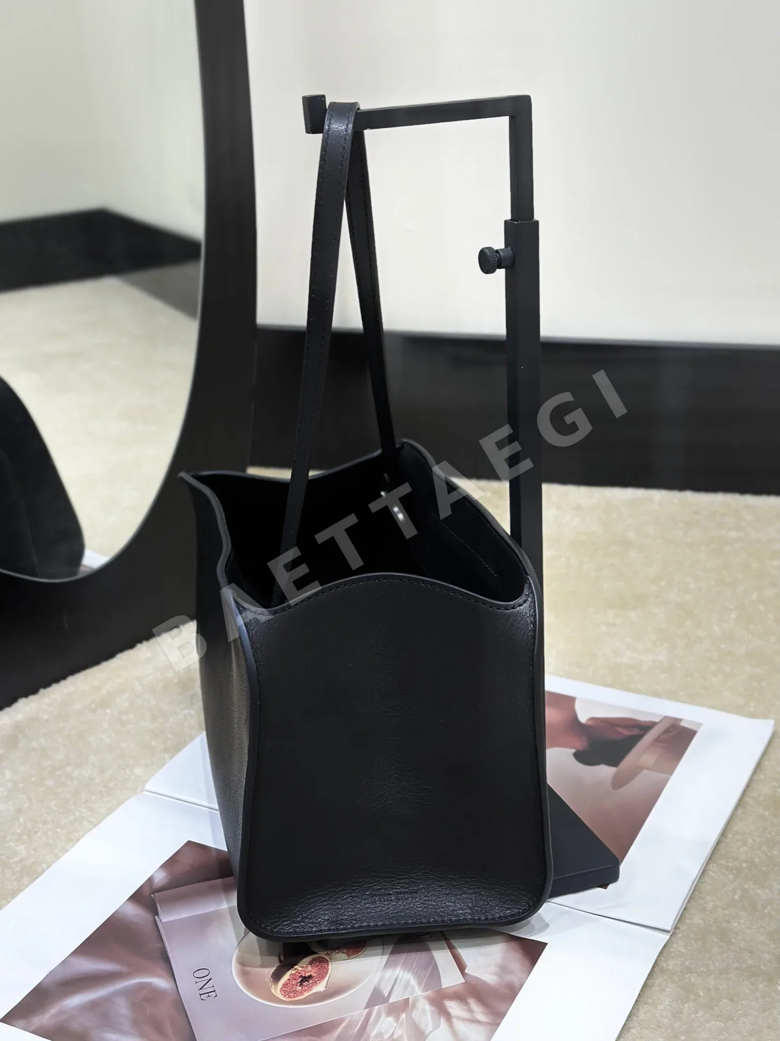 더로우 페기 미니 클러치 가방 상세 이미지 3