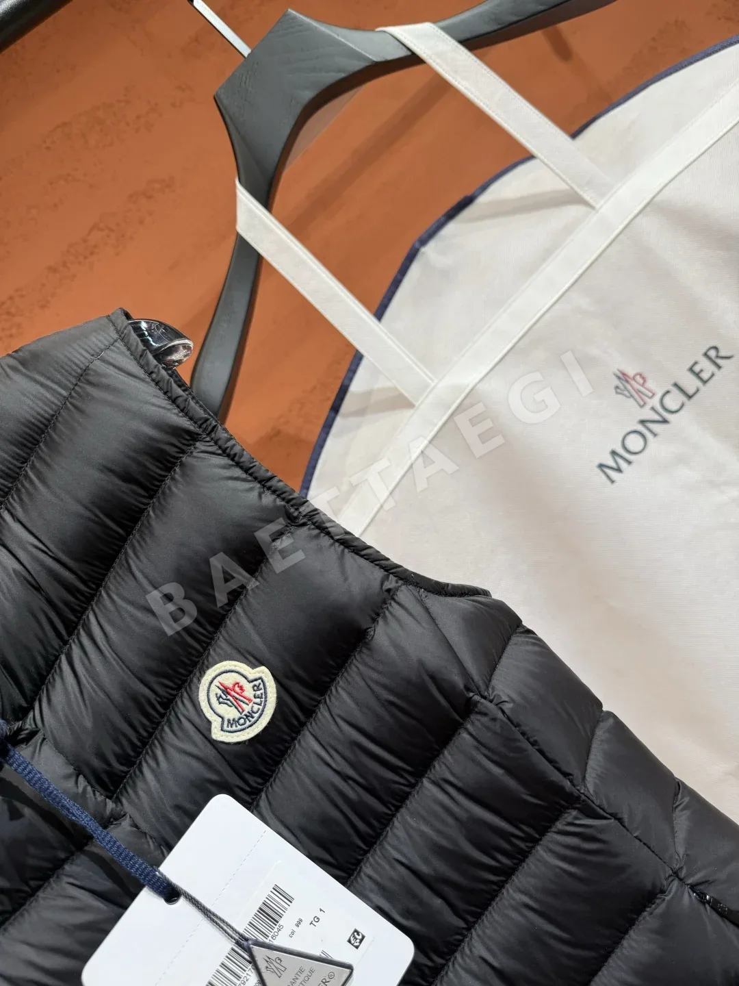 몽클레르 화이트 덕다운 여성 조끼 상세 이미지 4