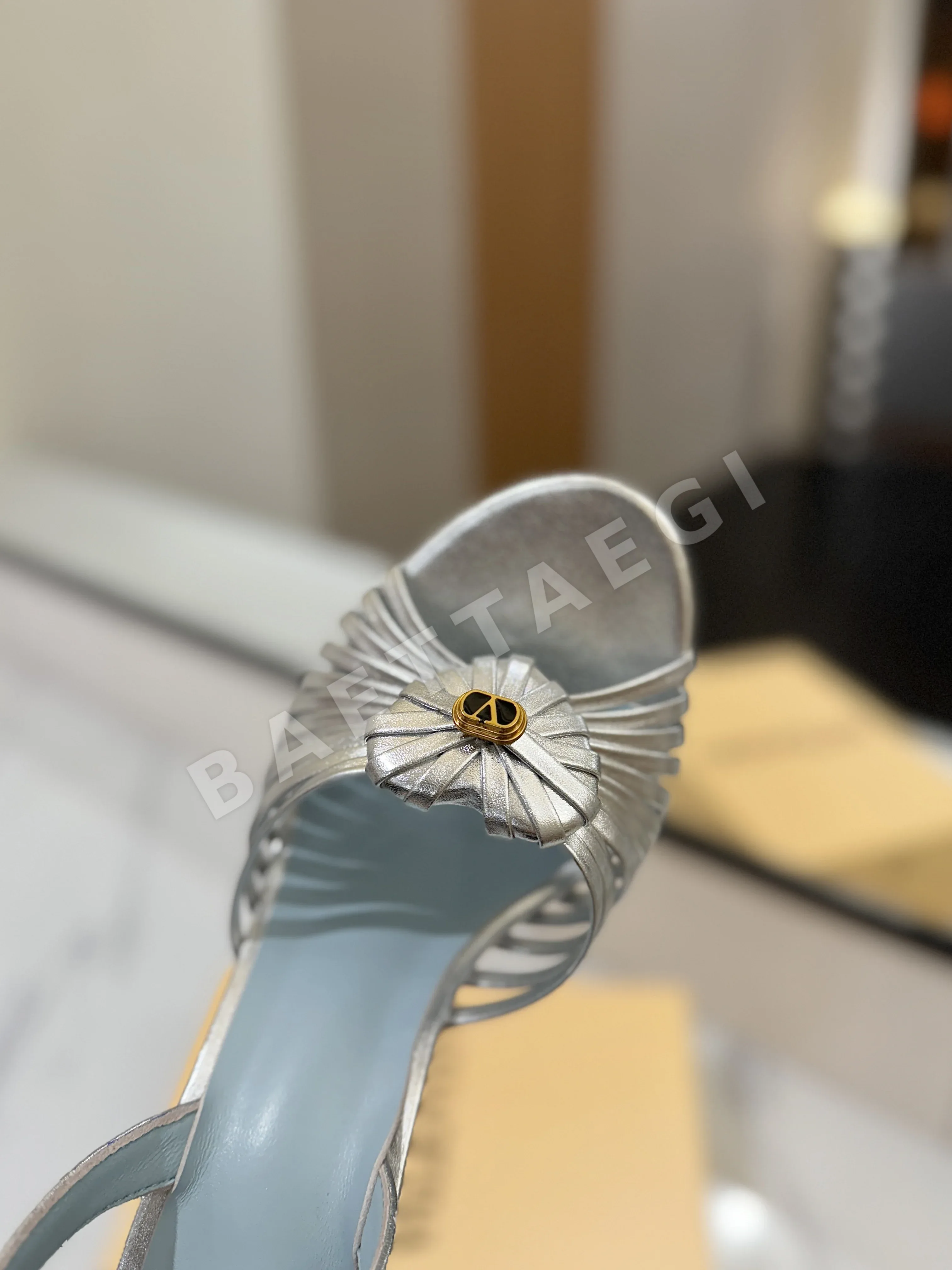 발렌티노 V 로고 백리스 샌들 상세 이미지 15