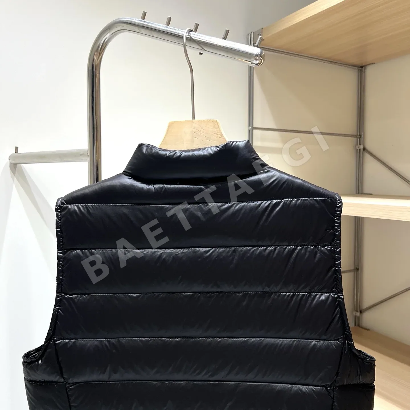 몽클레르 리안 다운 스탠드 카라 여성 조끼 상세 이미지 8