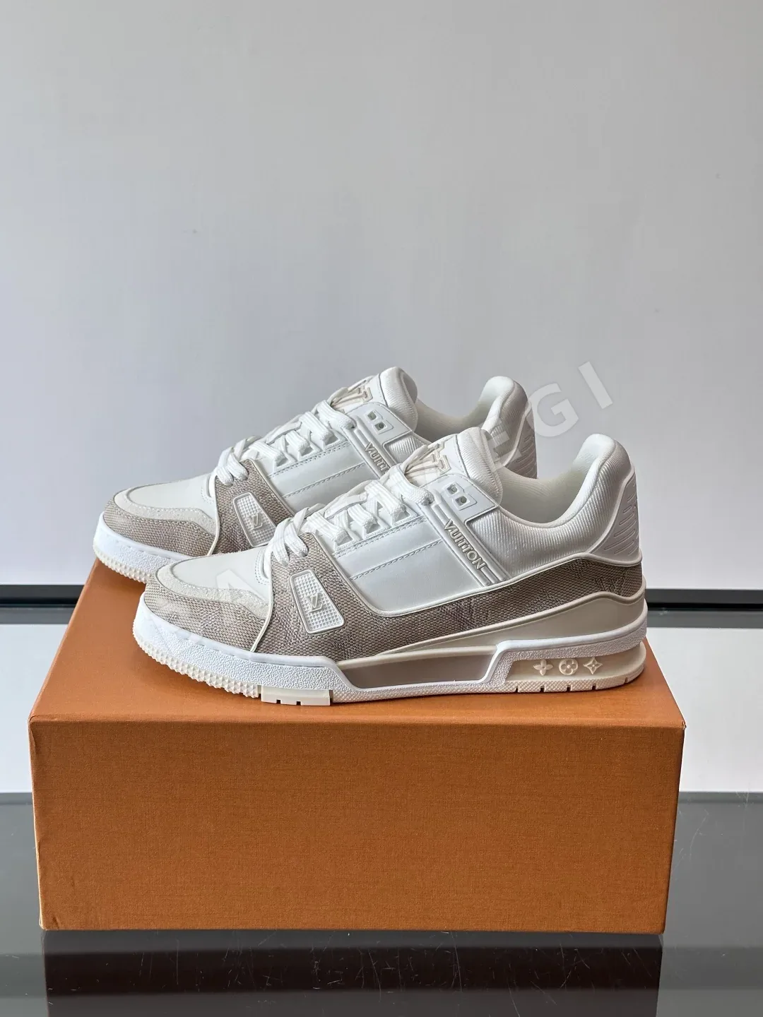 루이비통 LV 트레이너 스니커즈 54 로고 상세 이미지 3