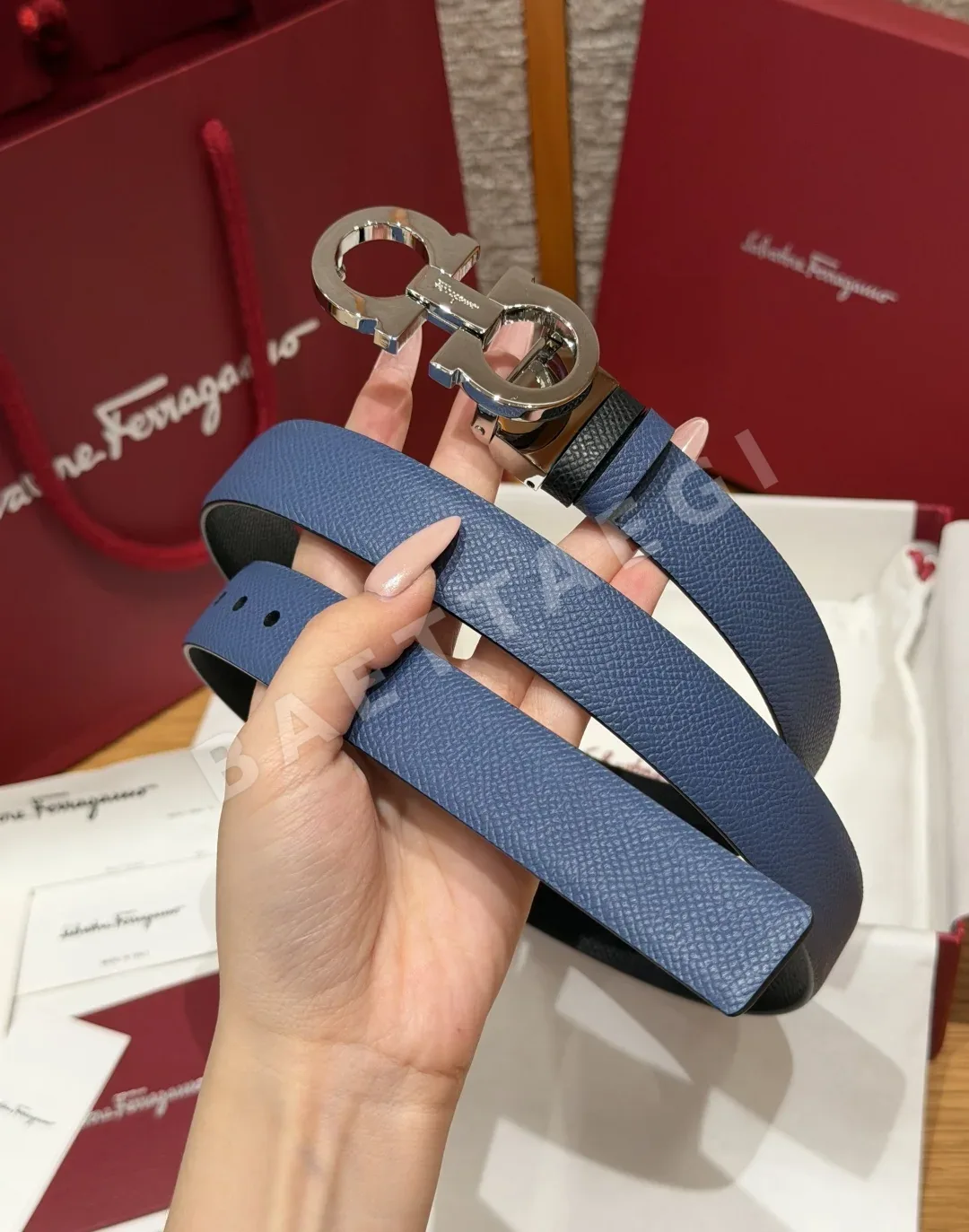 페레가모 간치니 버클 여성용 슬림 가죽 벨트 상세 이미지 2