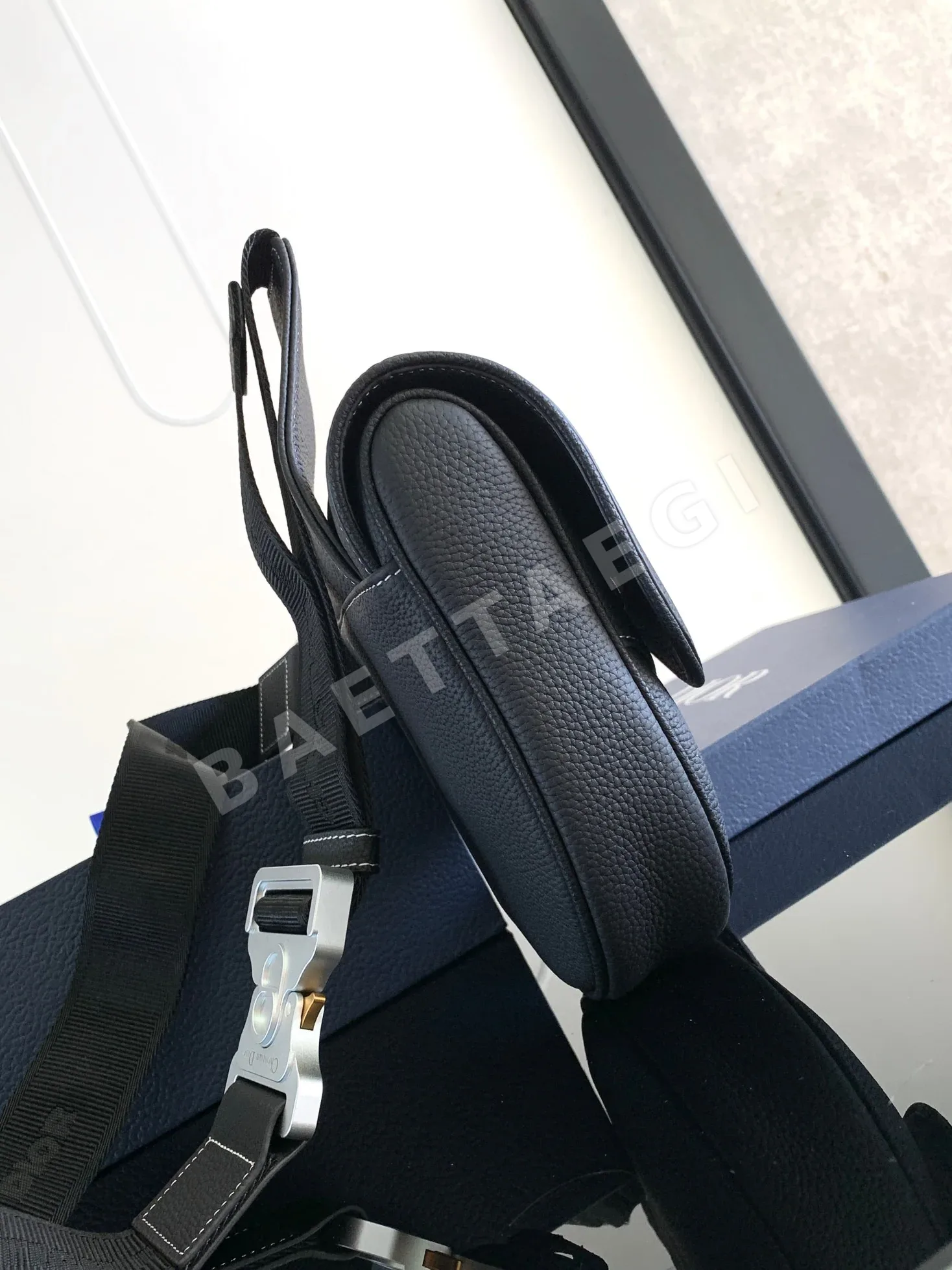 디올 새들 블랙 그레인 카프스킨 가방 상세 이미지 2