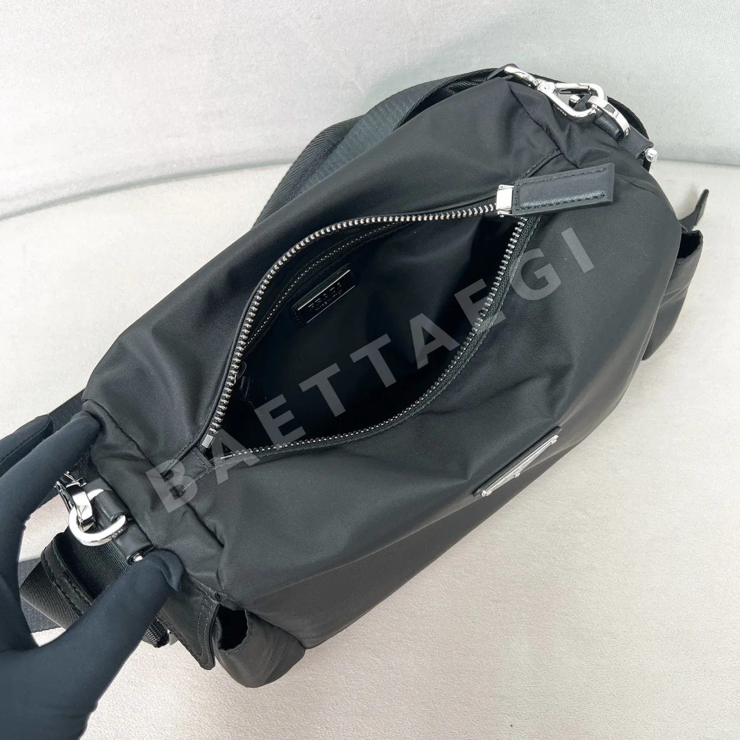 프라다 익스플로어 메신저 가방 2VH206 상세 이미지 8