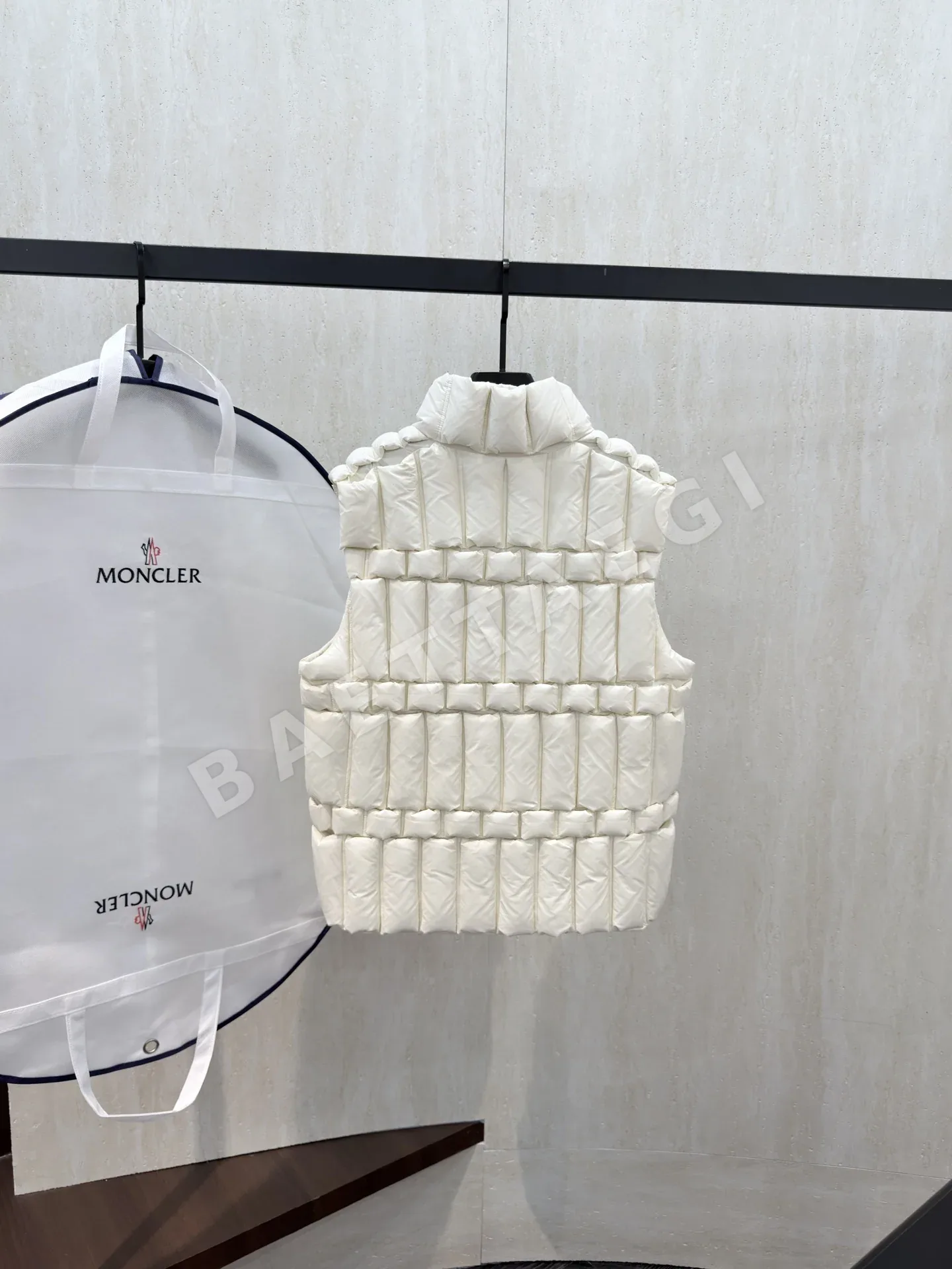 몽클레르 여성 화이트 덕다운 조끼 상세 이미지 8