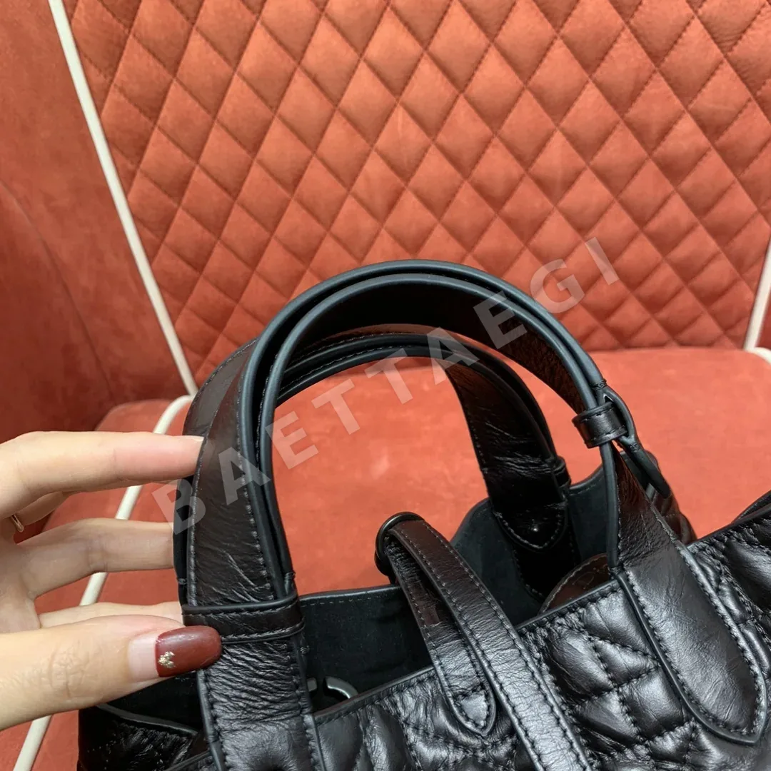 디올 세스트 플리츠 가죽 버켓 백 상세 이미지 8