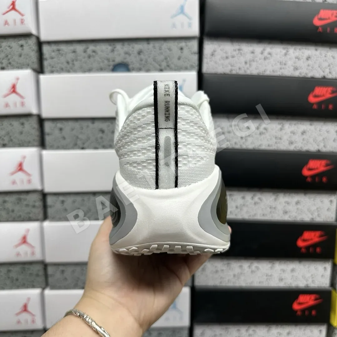나이키 [XY] 보메로 플러스 II7181-102 201718 Nike Vomero Plus White Black Cool Grey 상세 이미지 3
