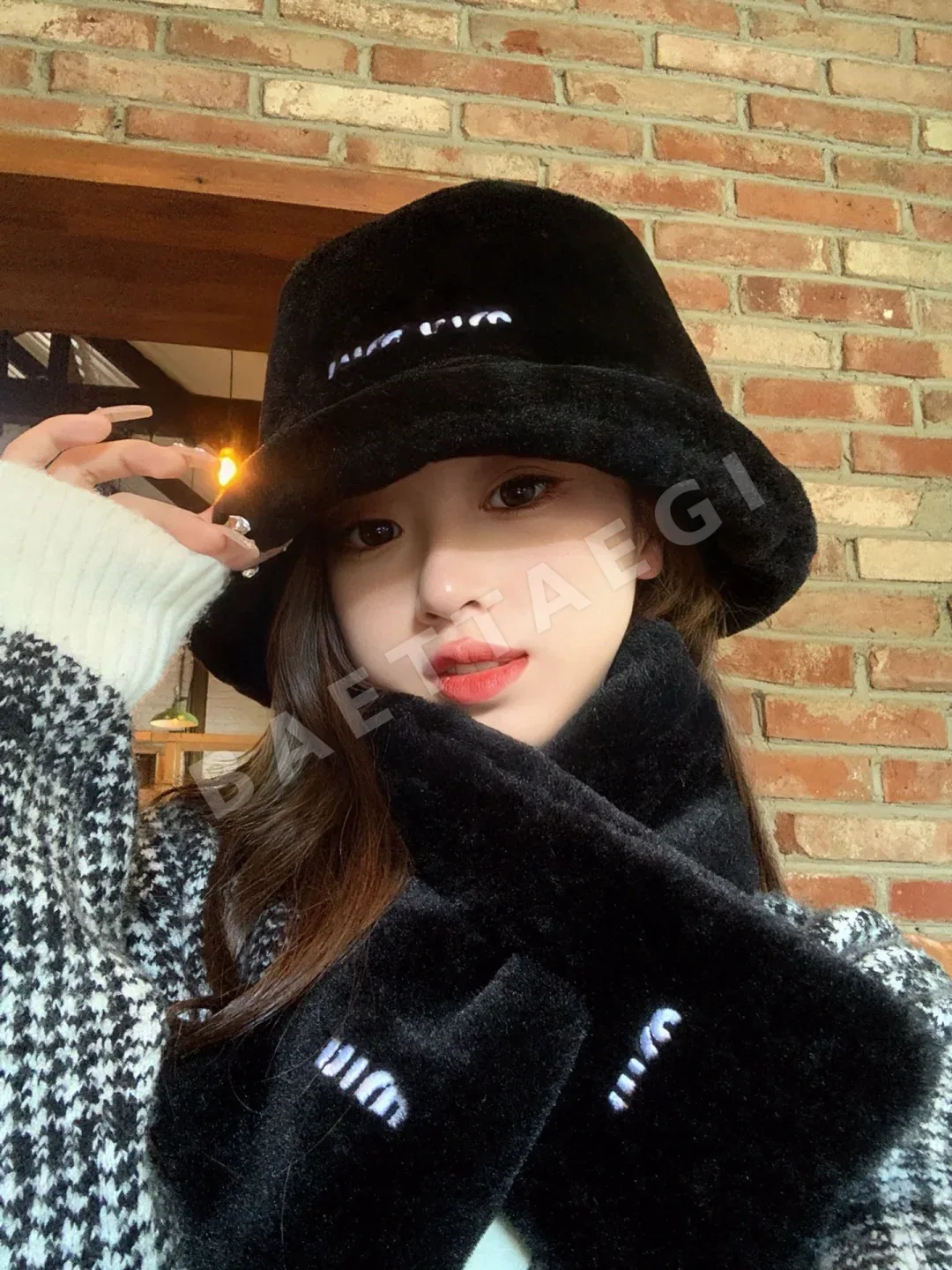 미우미우 페이크 퍼 모자 세트 상세 이미지 3
