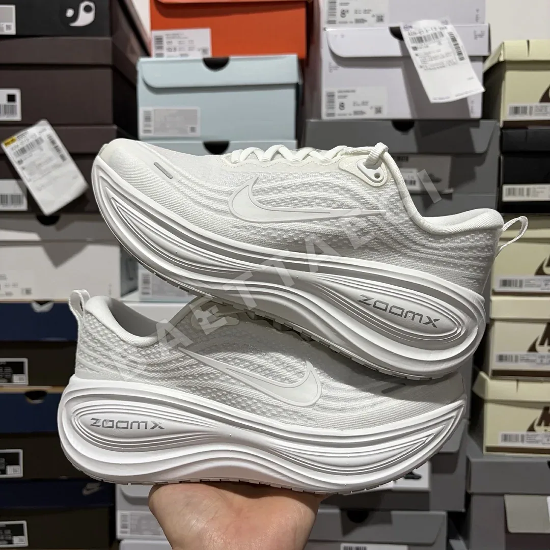 나이키 [GT] 보메로 플러스 HV8154-102 201497 Nike Vomero Plus Triple White 상세 이미지 3