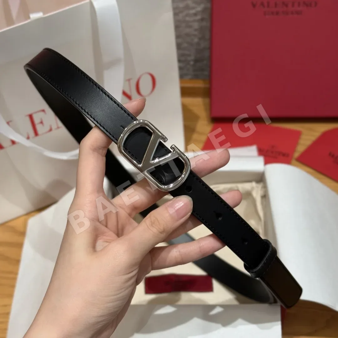 발렌티노 실버 V 로고 송아지가죽 벨트 상세 이미지 4