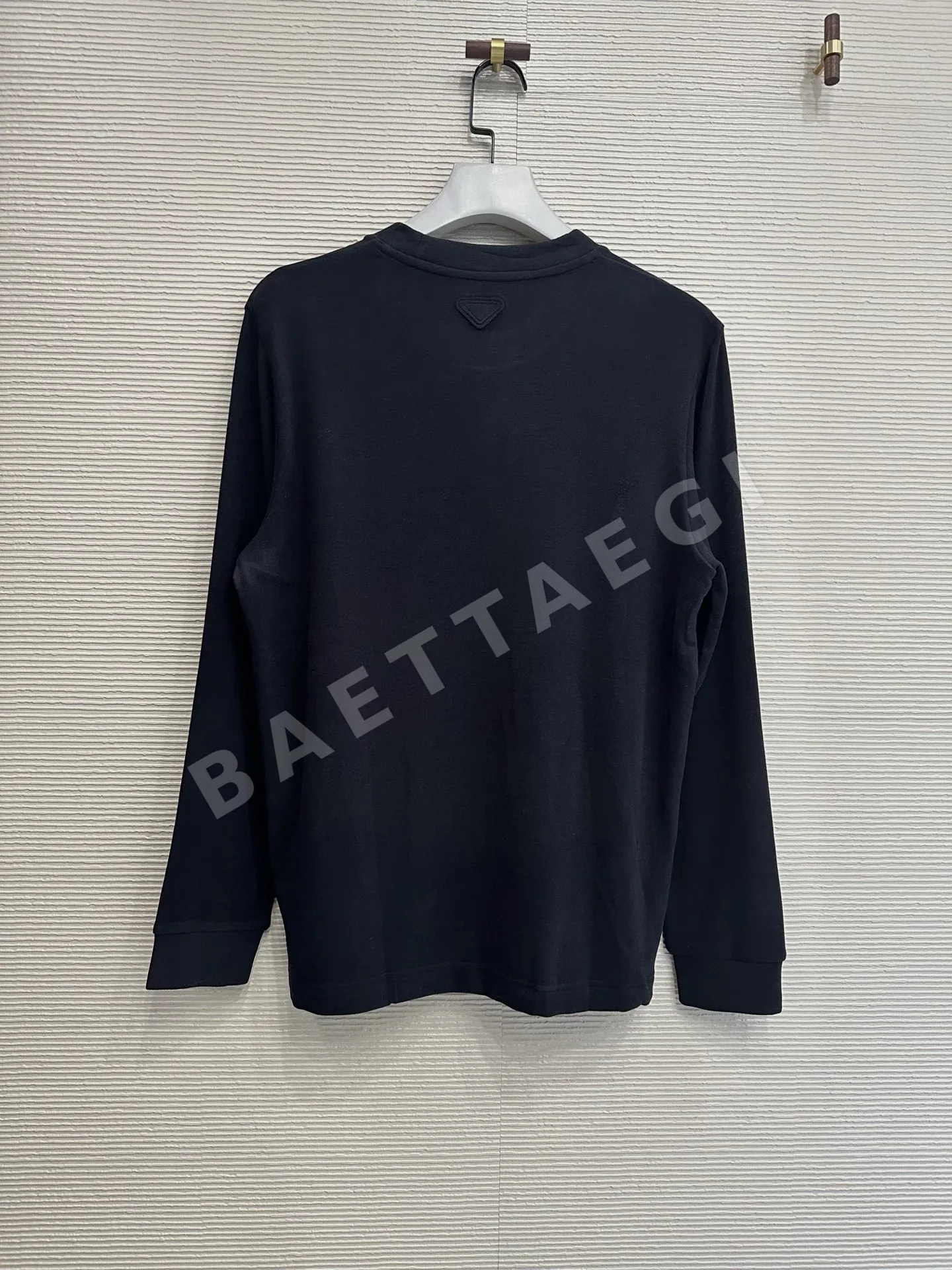 프라다 남성 레드 로고 긴팔 티셔츠 상세 이미지 8