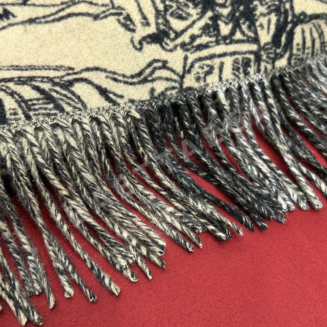 버버리 양면 체크 케이프 숄 여성 의류 상세 이미지 9