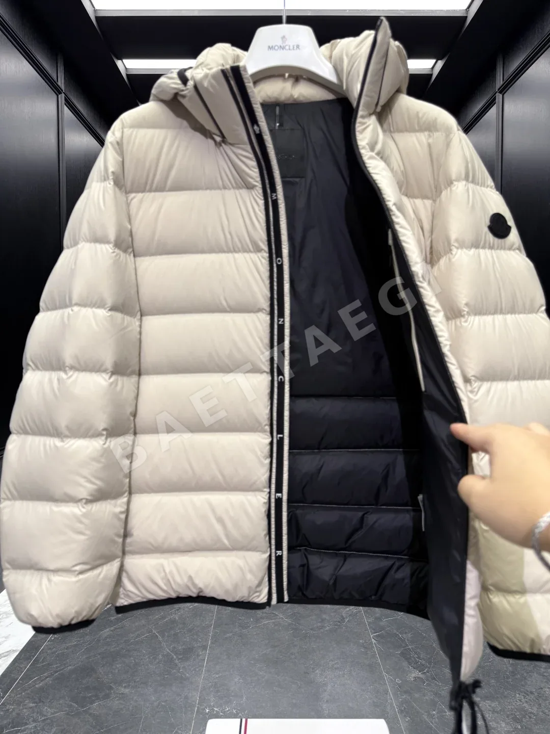 몽클레르 젤루즈 쇼트 다운 자켓 블랙 상세 이미지 8