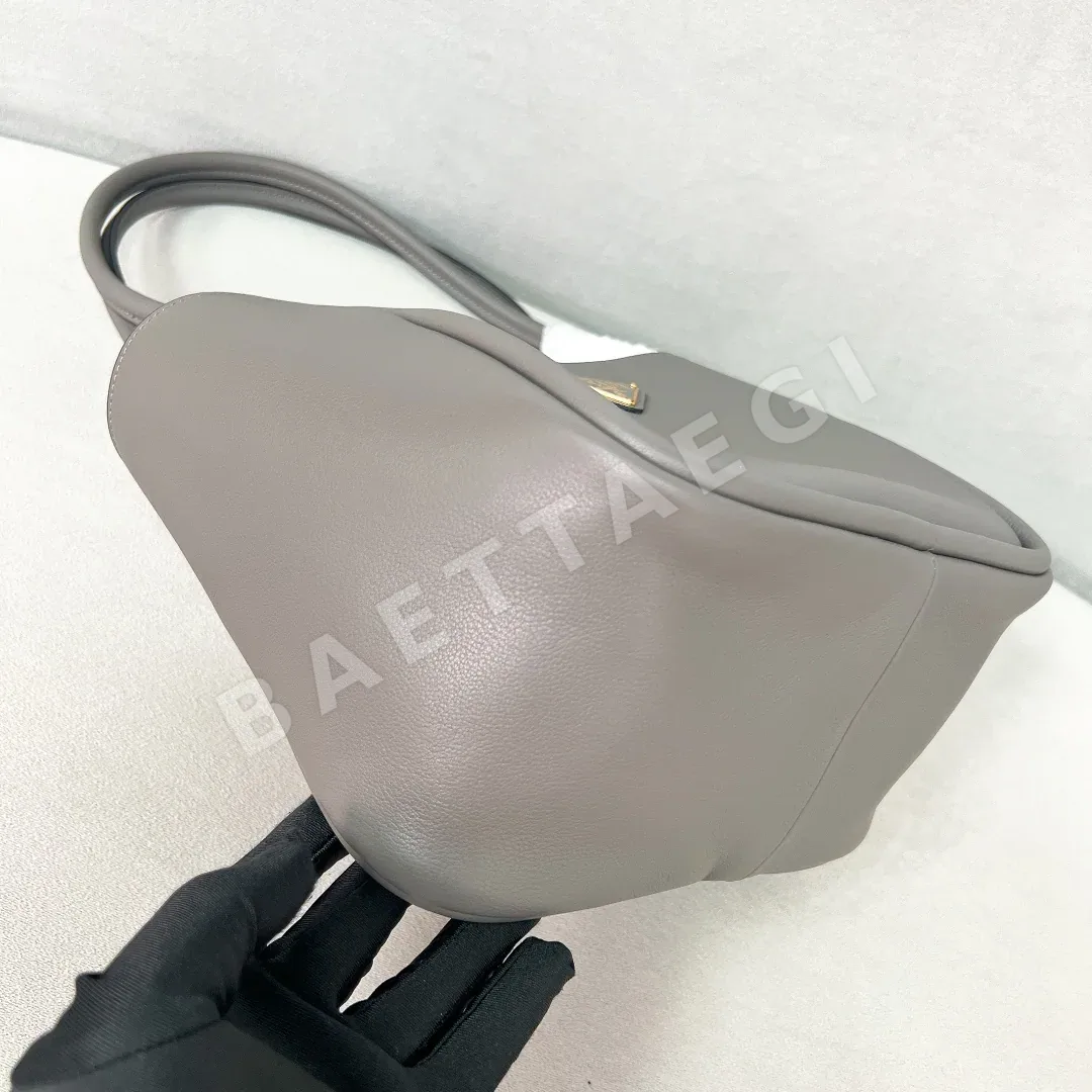 프라다 소프트그레인 카프스킨 호보 가방 1BG539 상세 이미지 7