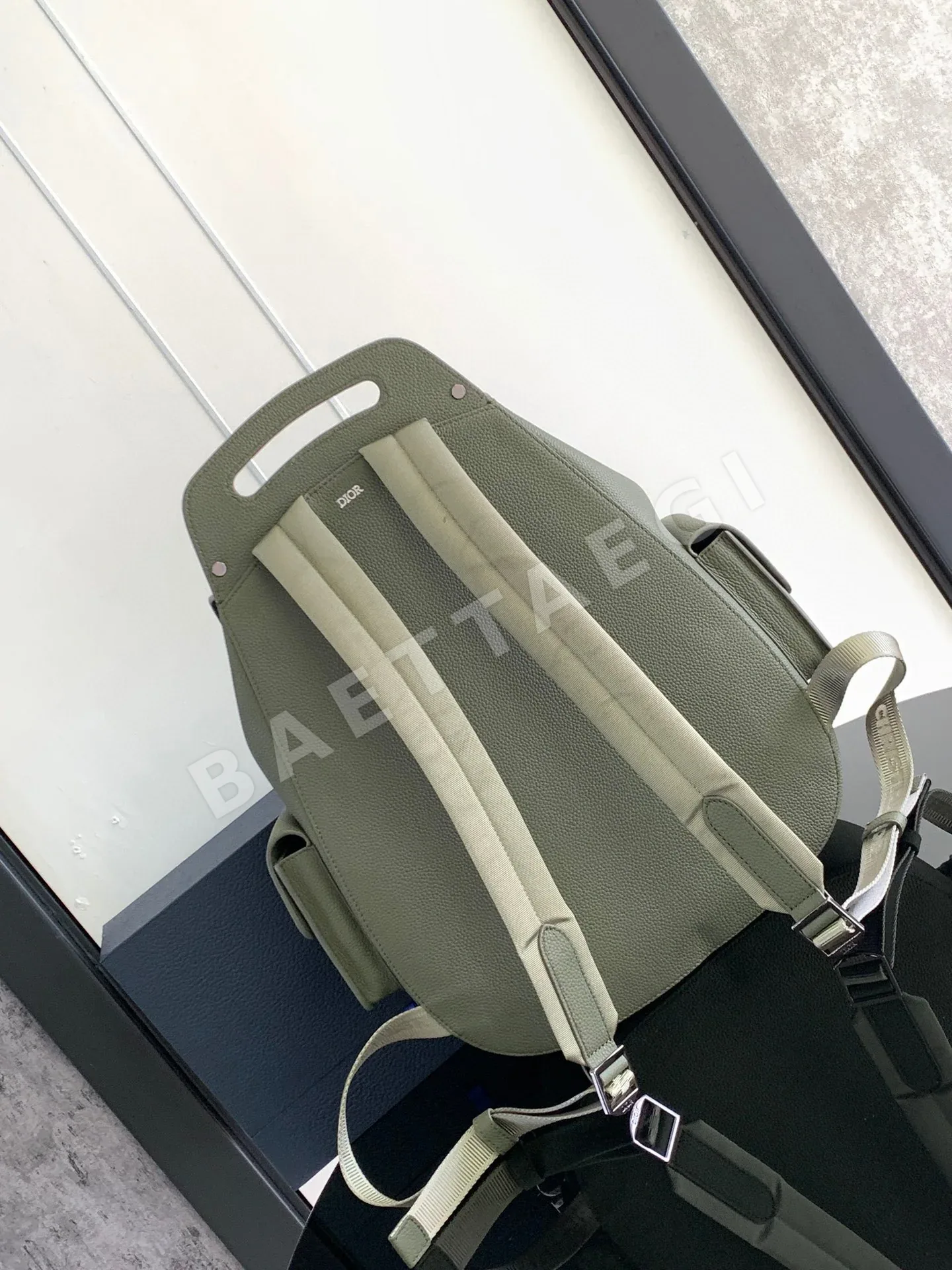 디올 대형 새들 백팩 상세 이미지 3