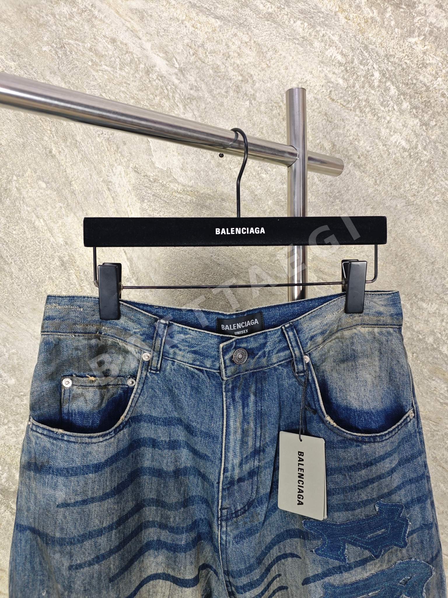 발렌시아가 데미지 가공 자수 패치 남성 바지 상세 이미지 6