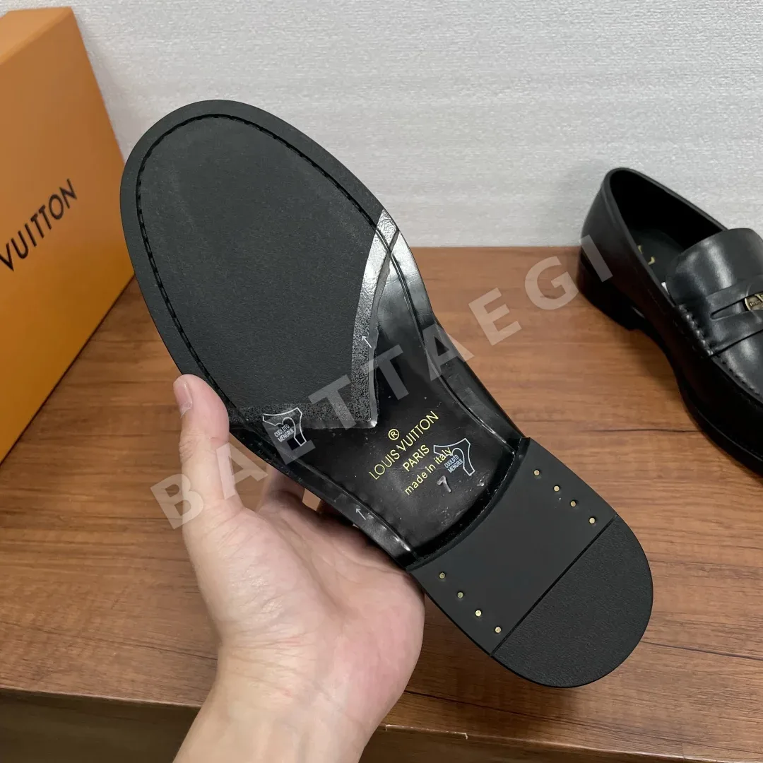 루이비통 메이저 로퍼 남성 카프스킨 LV 모노그램 스트랩 상세 이미지 6