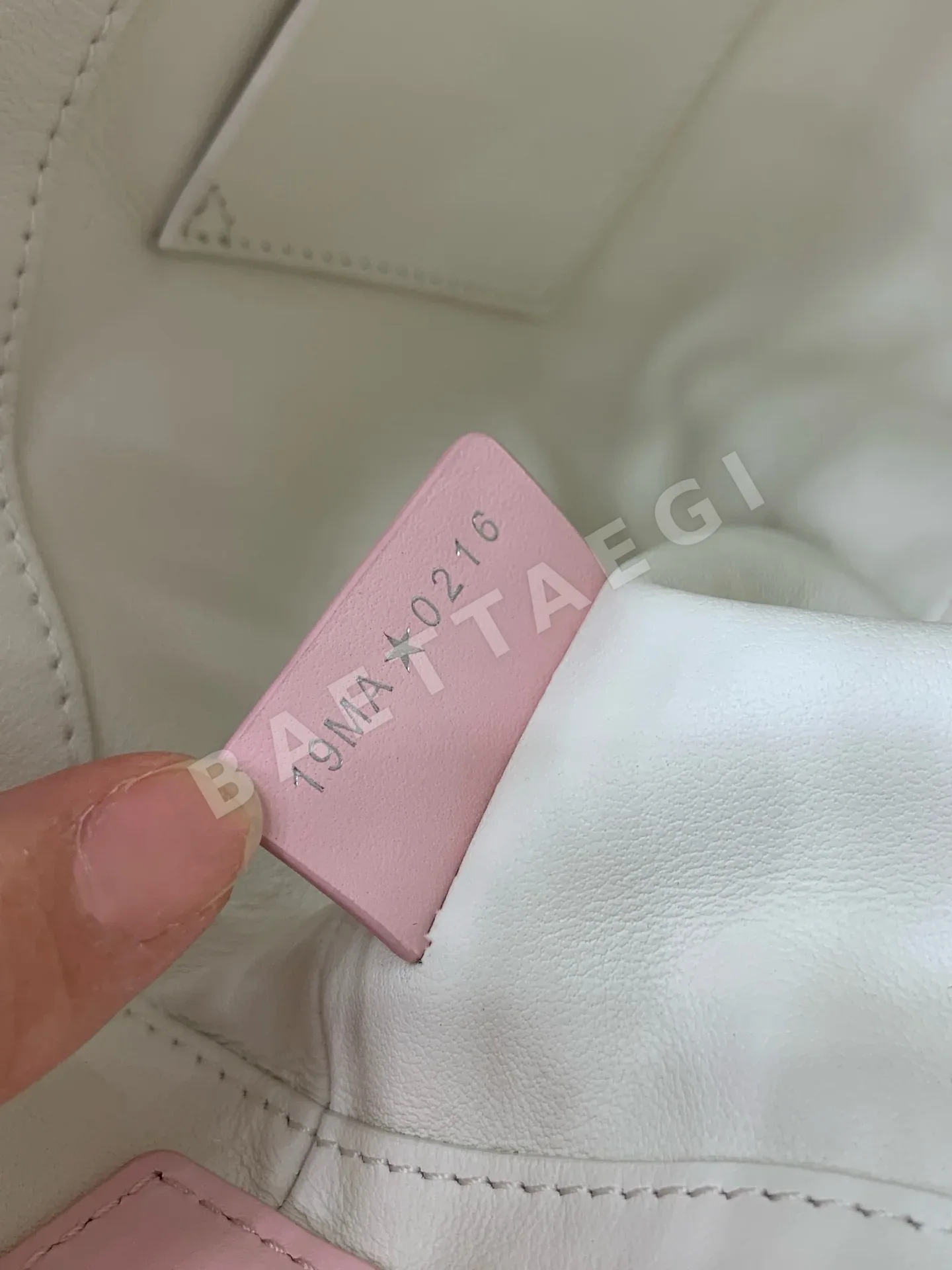 디올 뚜주흐 세로형 소형 가죽 핸드백 상세 이미지 9