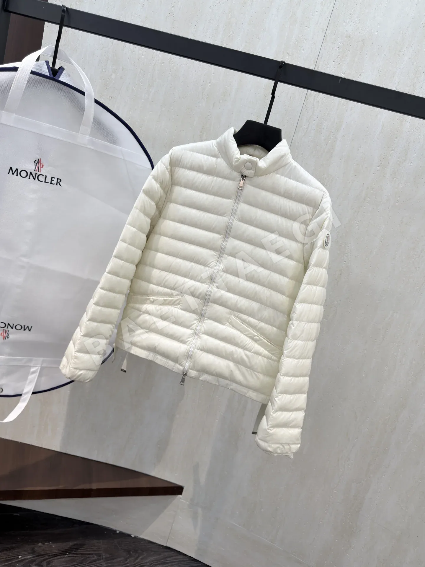 몽클레르 Azalee 쇼트 다운 재킷 상세 이미지 2