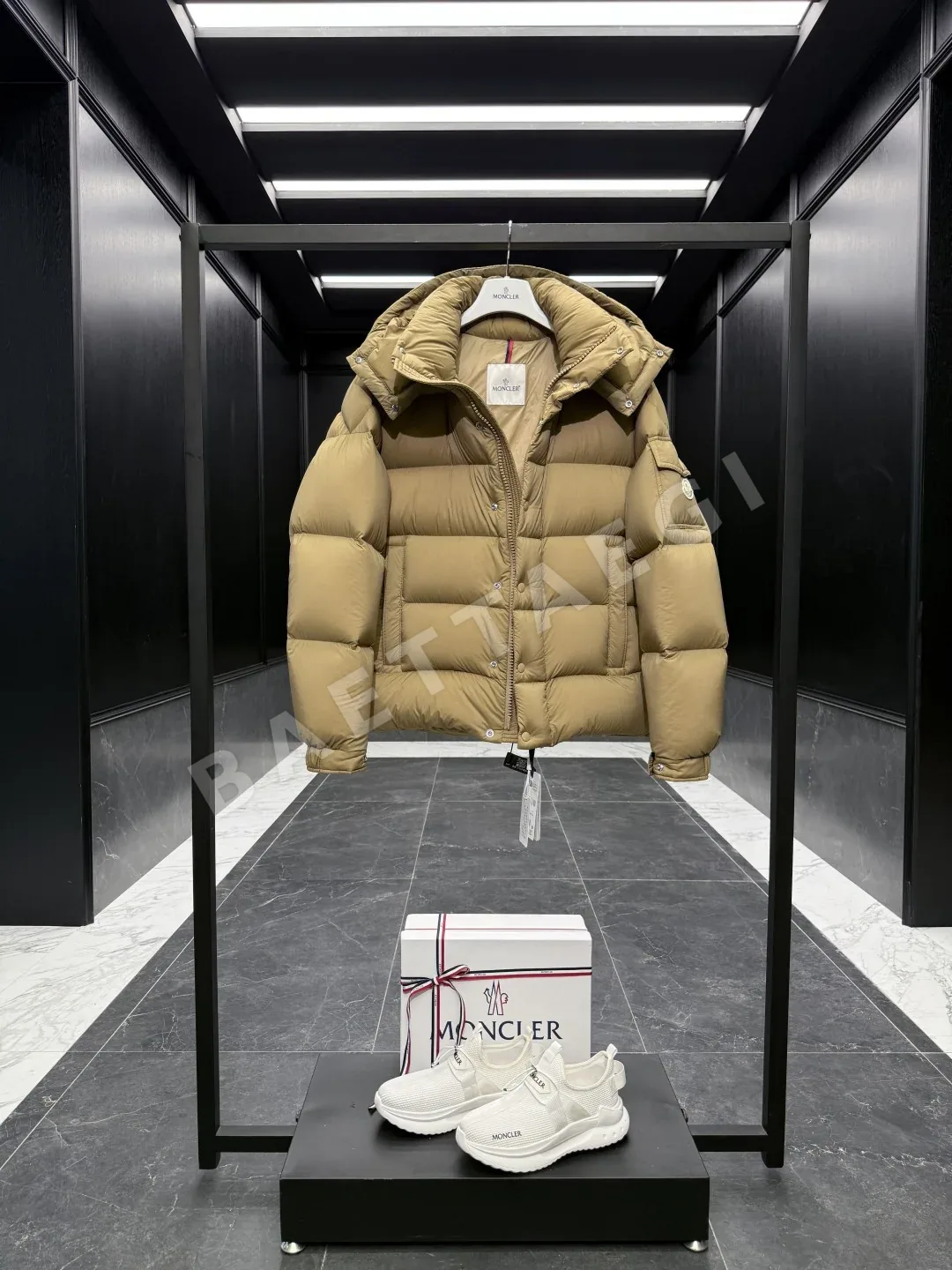 몽클레르 마야 후드 숏 패딩 상세 이미지 4