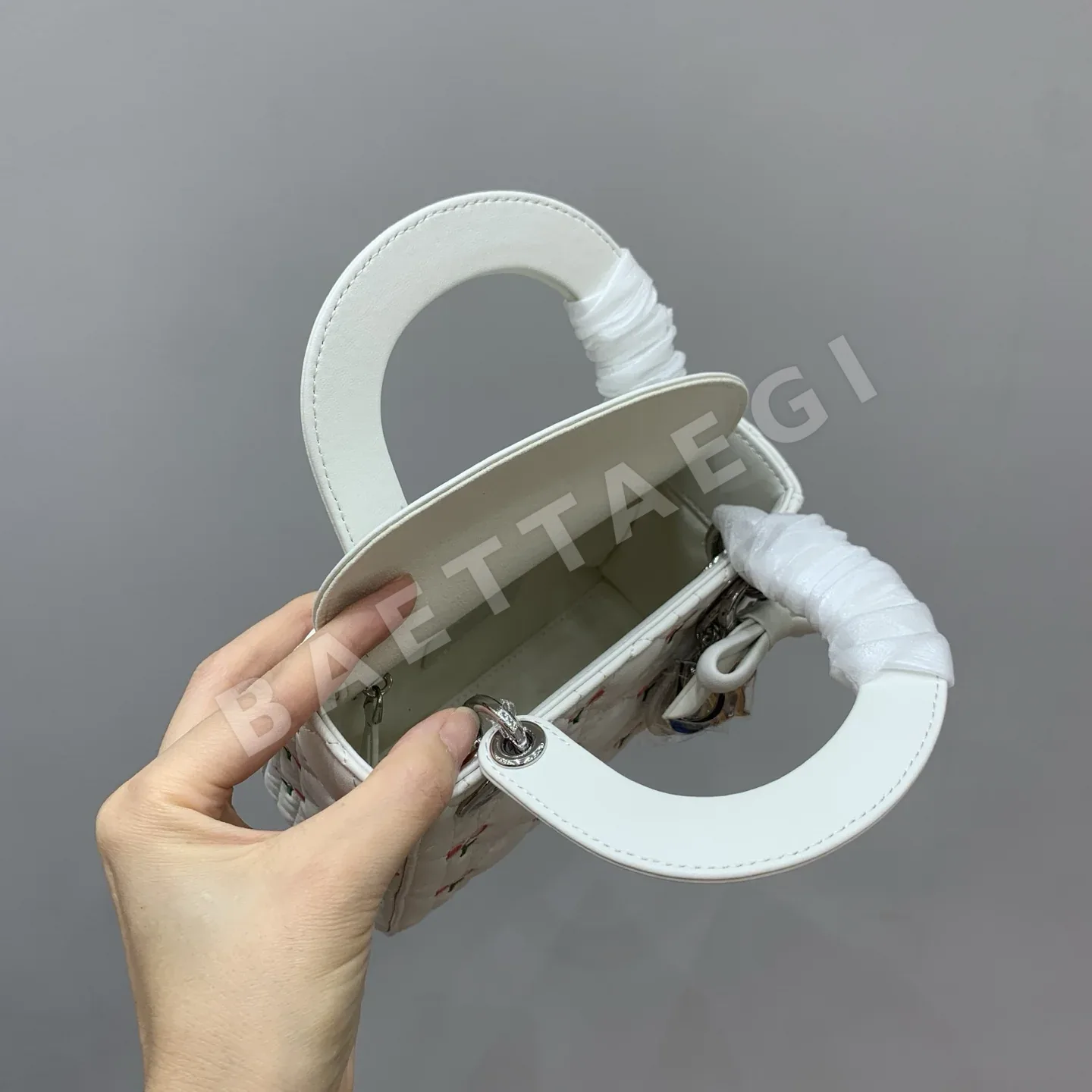 디올 레이디 미니 새 자수 램스킨 가방 상세 이미지 9