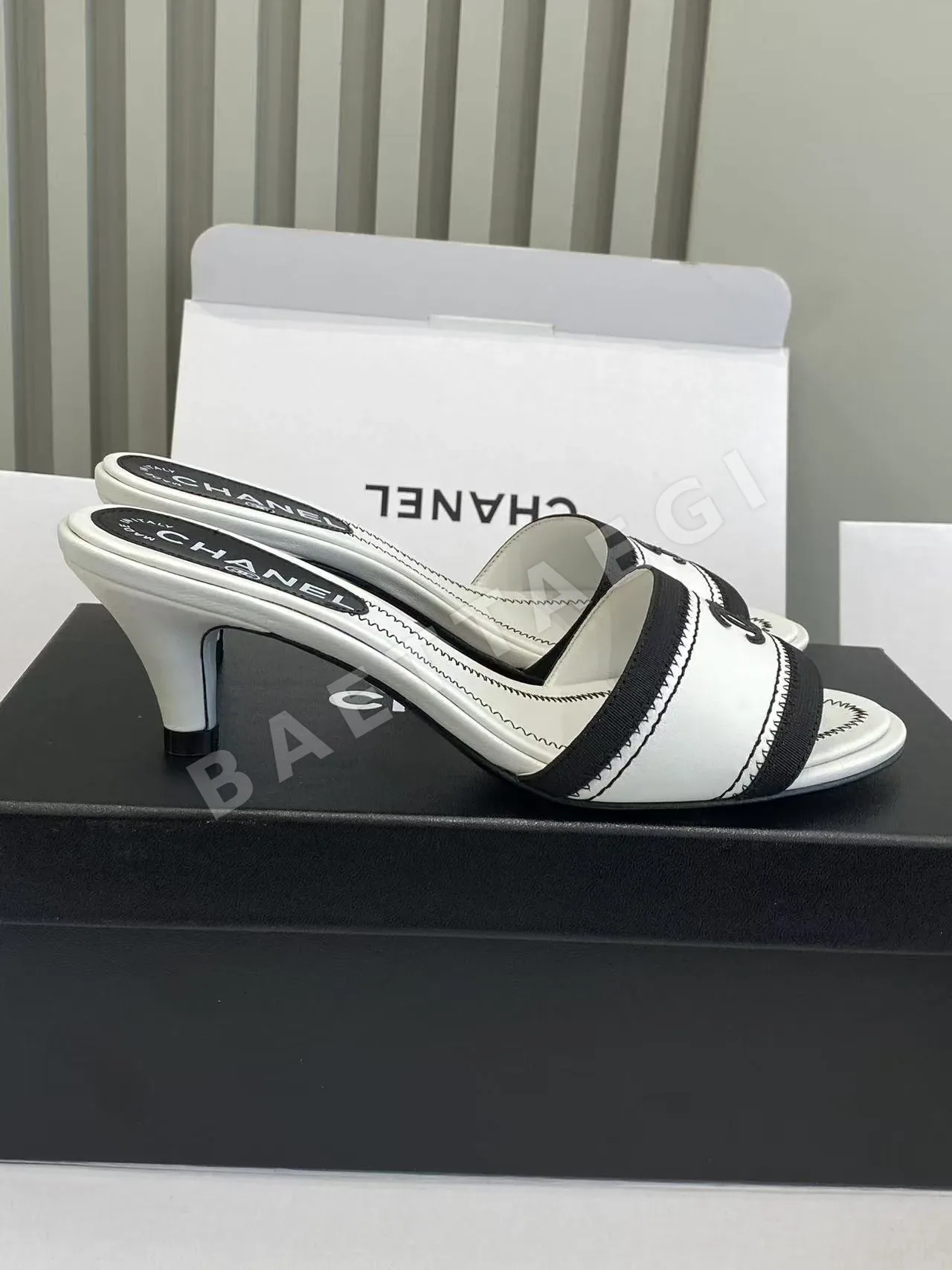 샤넬 빈티지 자수 키튼힐 샌들 112843