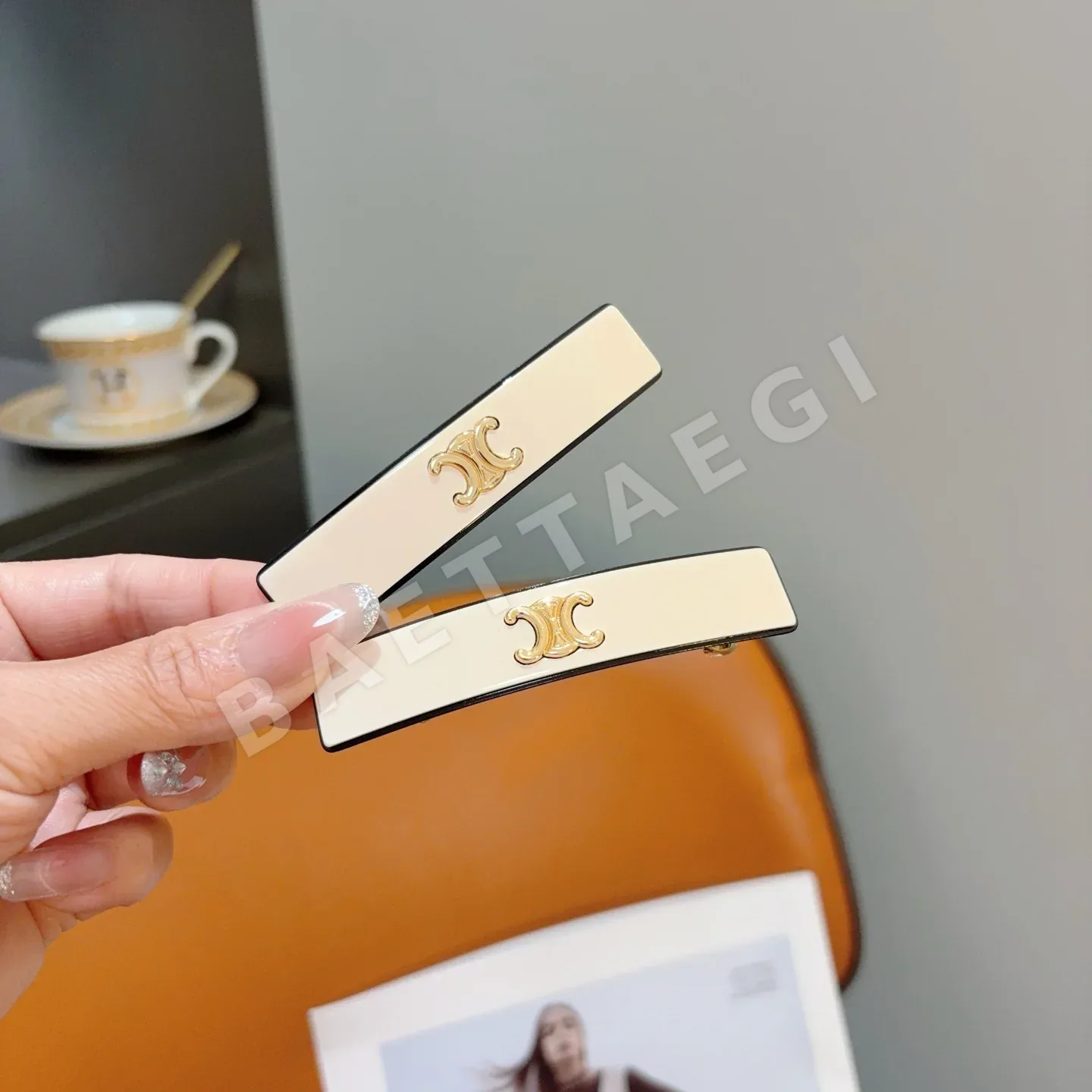 셀린느 꽃무늬 헤어 클립 184617