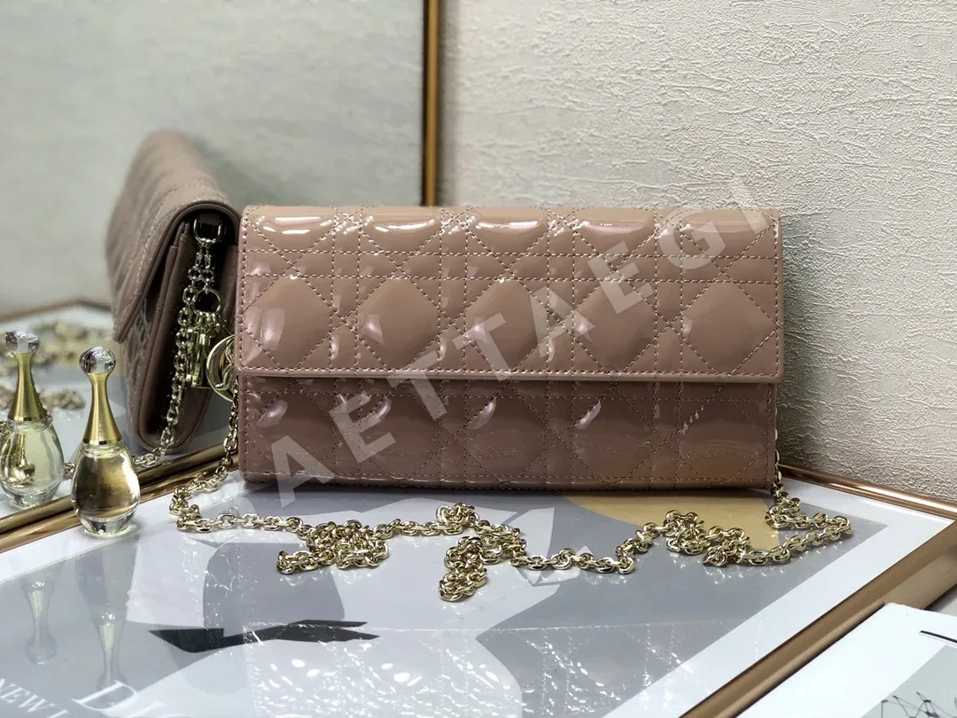 디올 미스 워크 퀼팅 페이턴트 가죽 지갑 22348