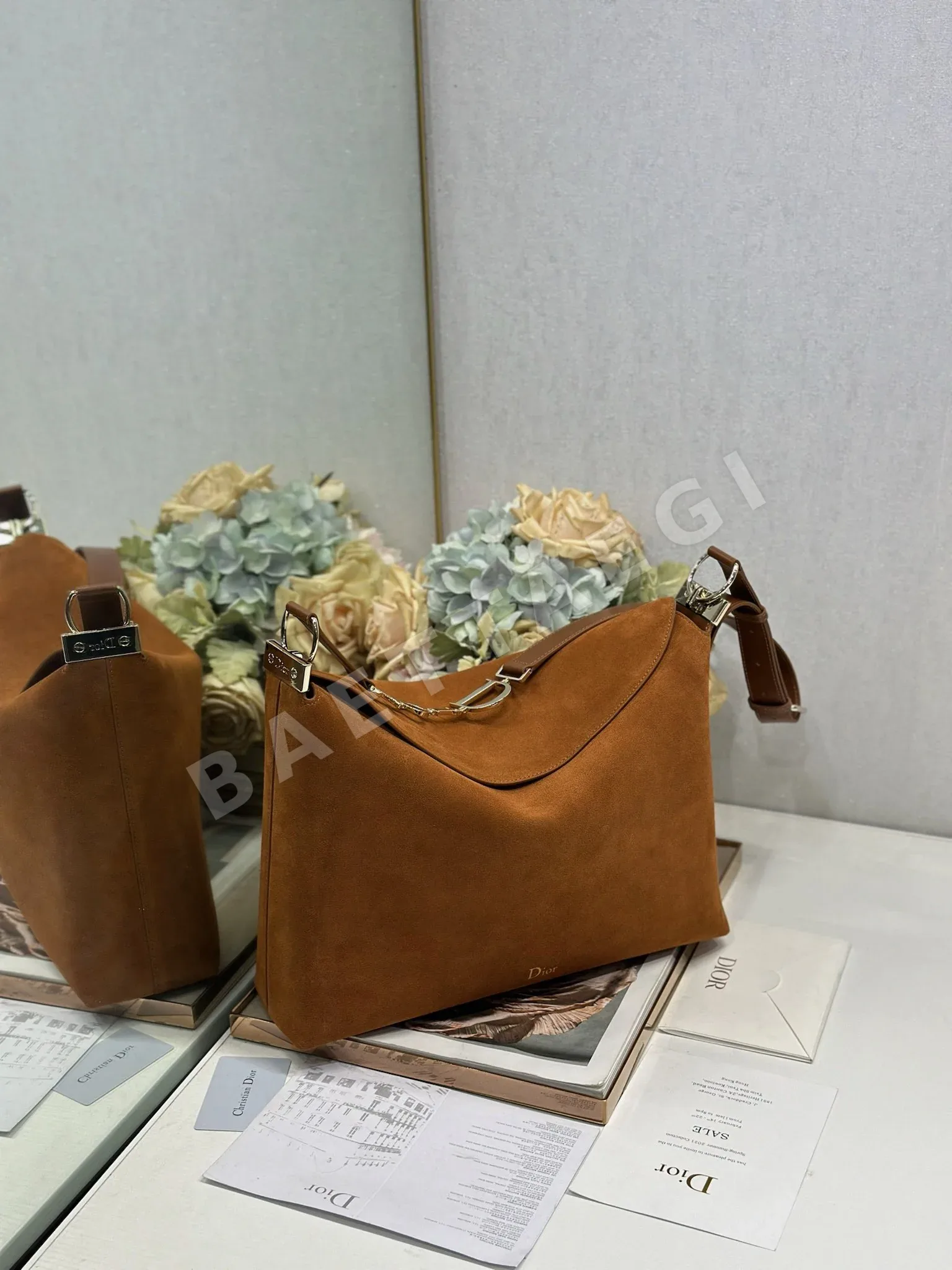 디올 라지 호보 스웨이드 가죽 가방 상세 이미지 2