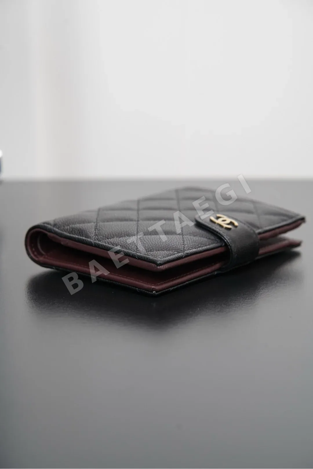 샤넬 페블드 카프스킨 여권 지갑 가방 상세 이미지 8