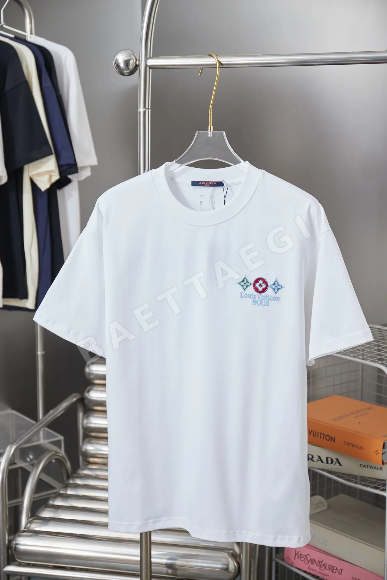루이비통 LV 자수 반팔 티셔츠 48873