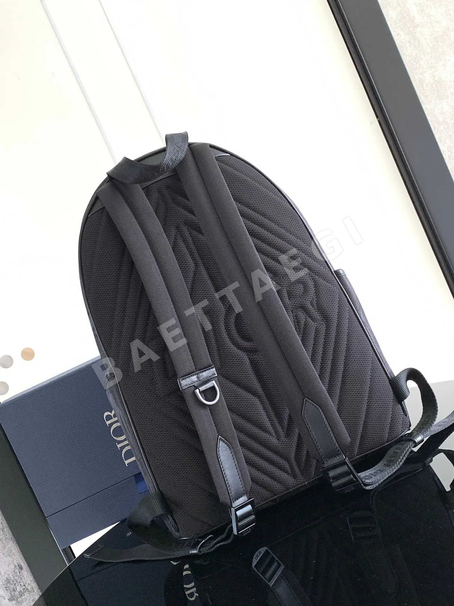 디올 CD 다이아몬드 로고 장식 백팩 상세 이미지 3
