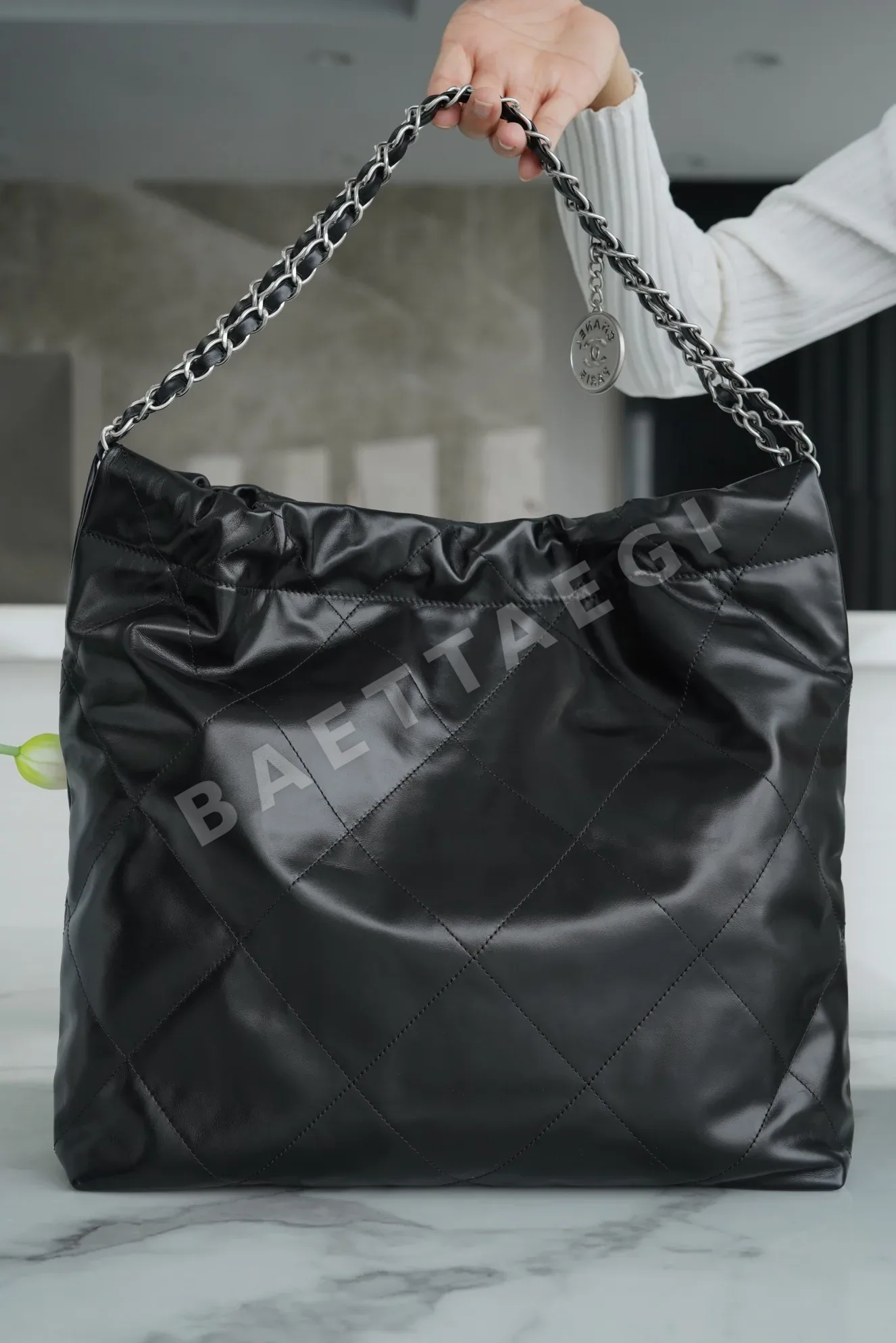 샤넬 블랙 실버 버클 미디엄 가방 상세 이미지 4