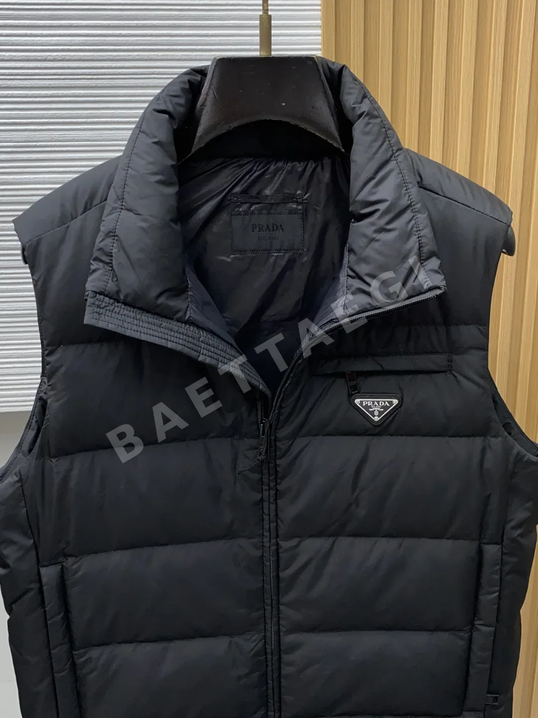프라다 화이트 덕다운 남성 조끼 상세 이미지 3
