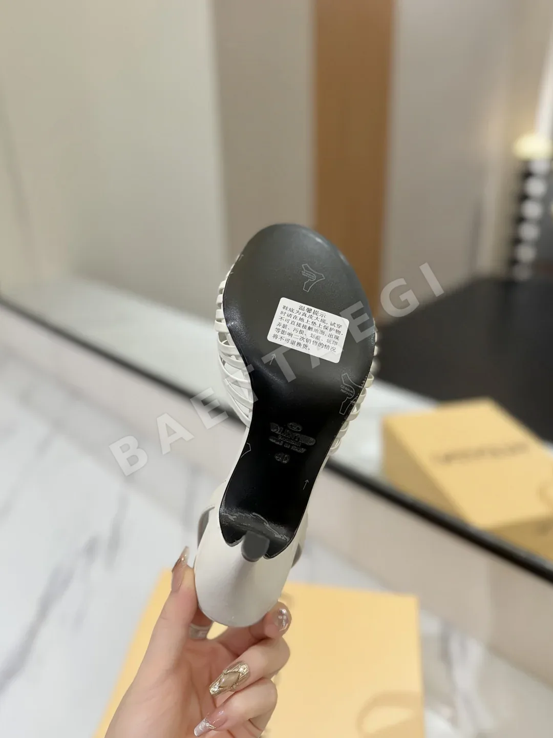 발렌티노 V 로고 하트 버클 여성 샌들 상세 이미지 9