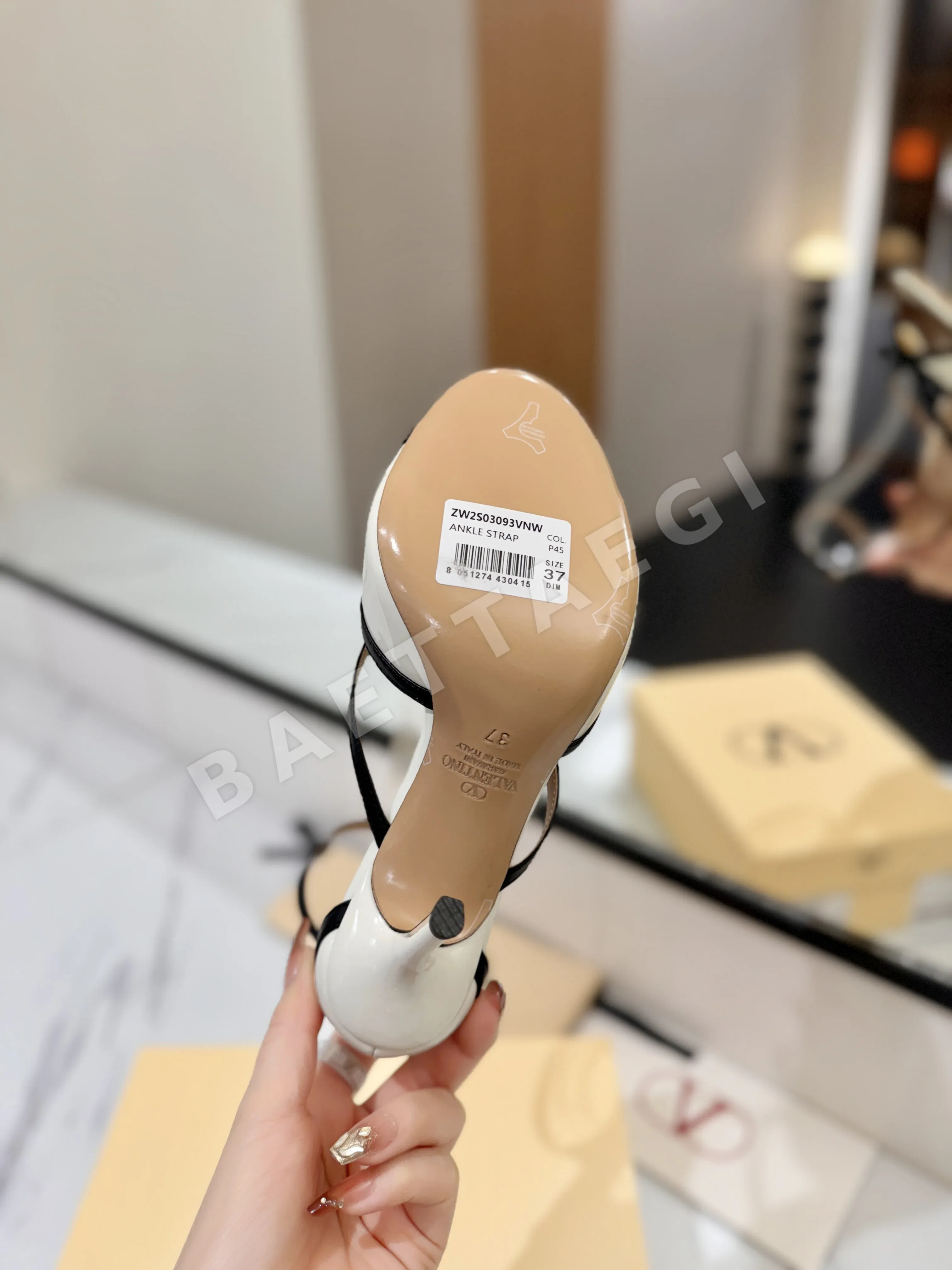 발렌티노 브론즈 리본 V 버클 샌들 상세 이미지 18