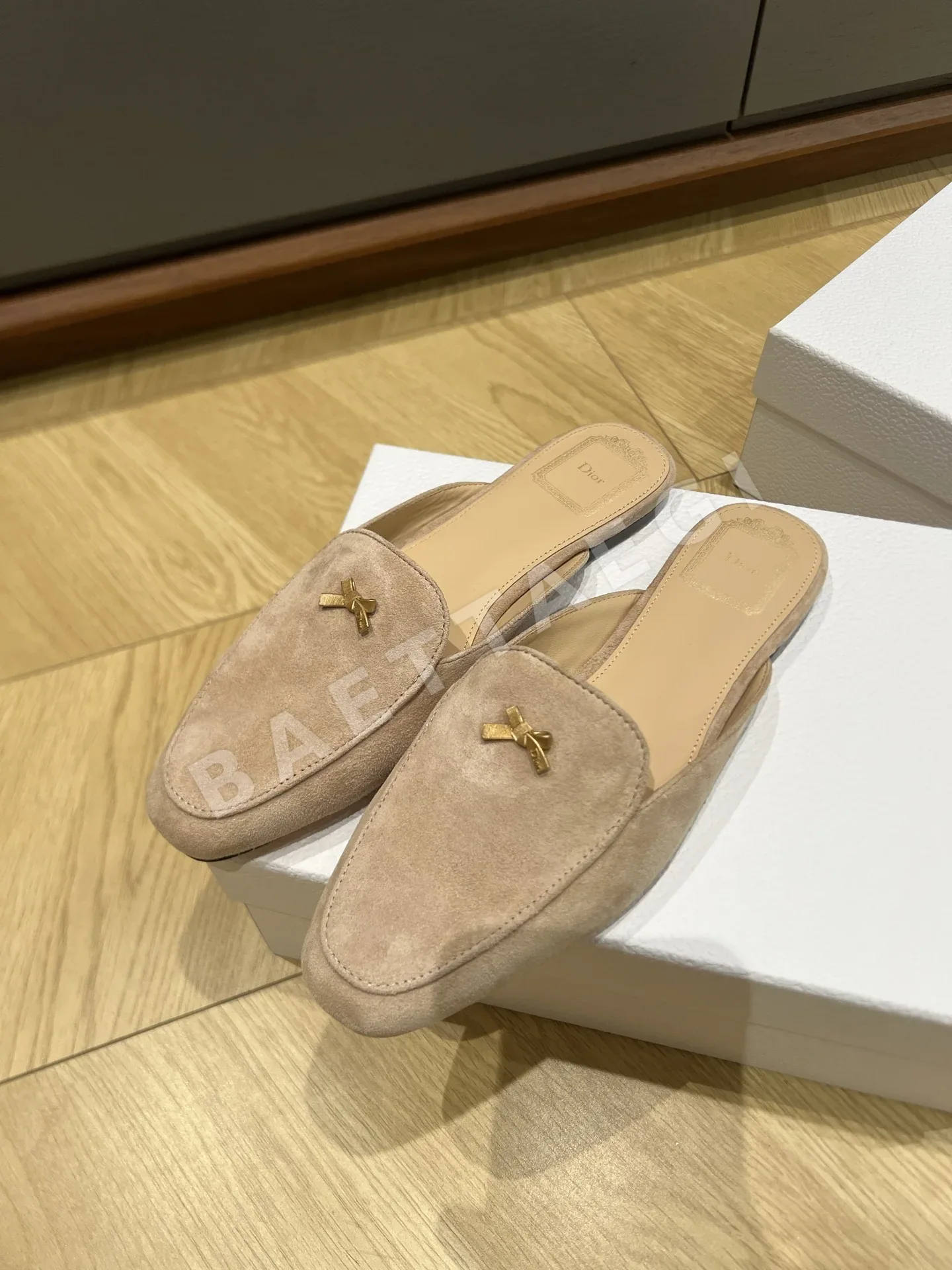디올 베이비 보우 램스킨 뮬 96145