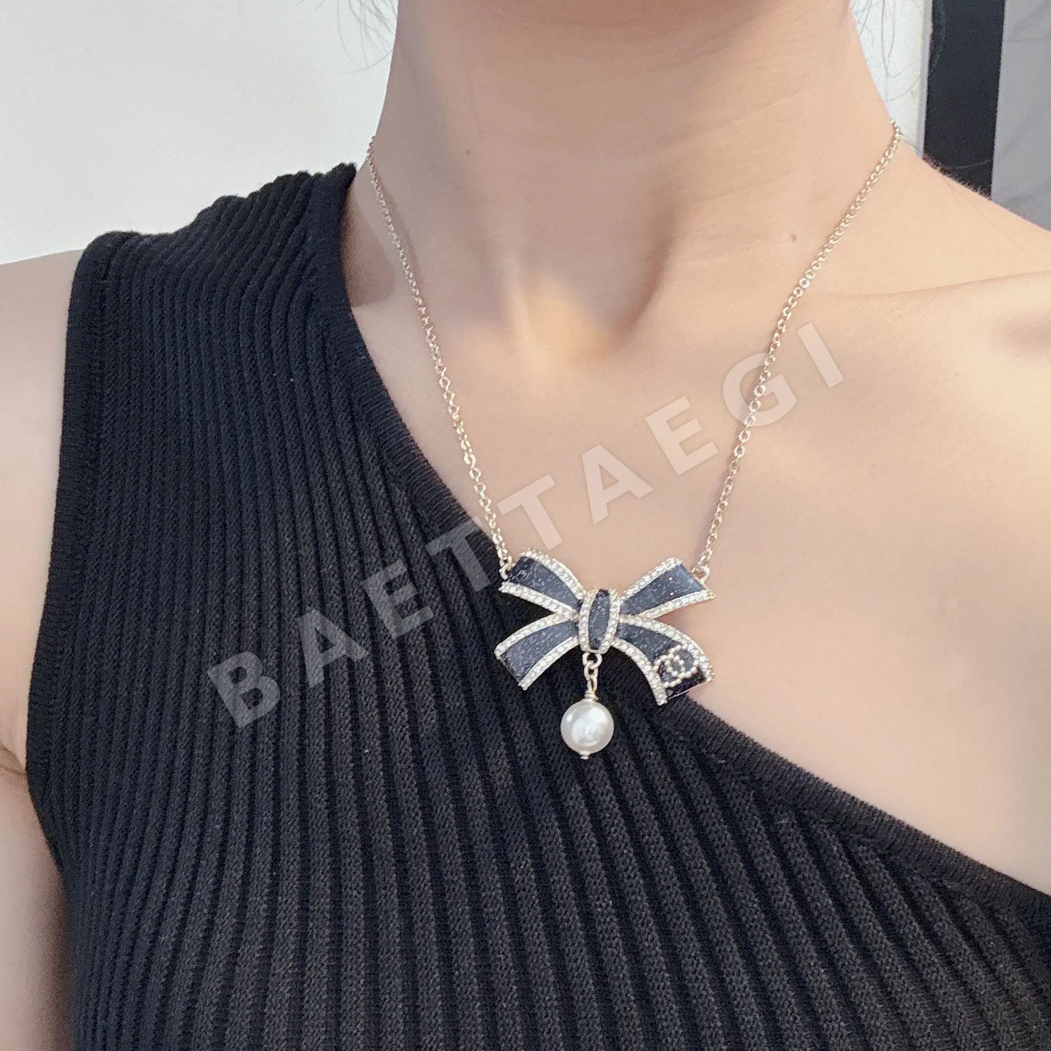 샤넬 로고 장식 목걸이 68801