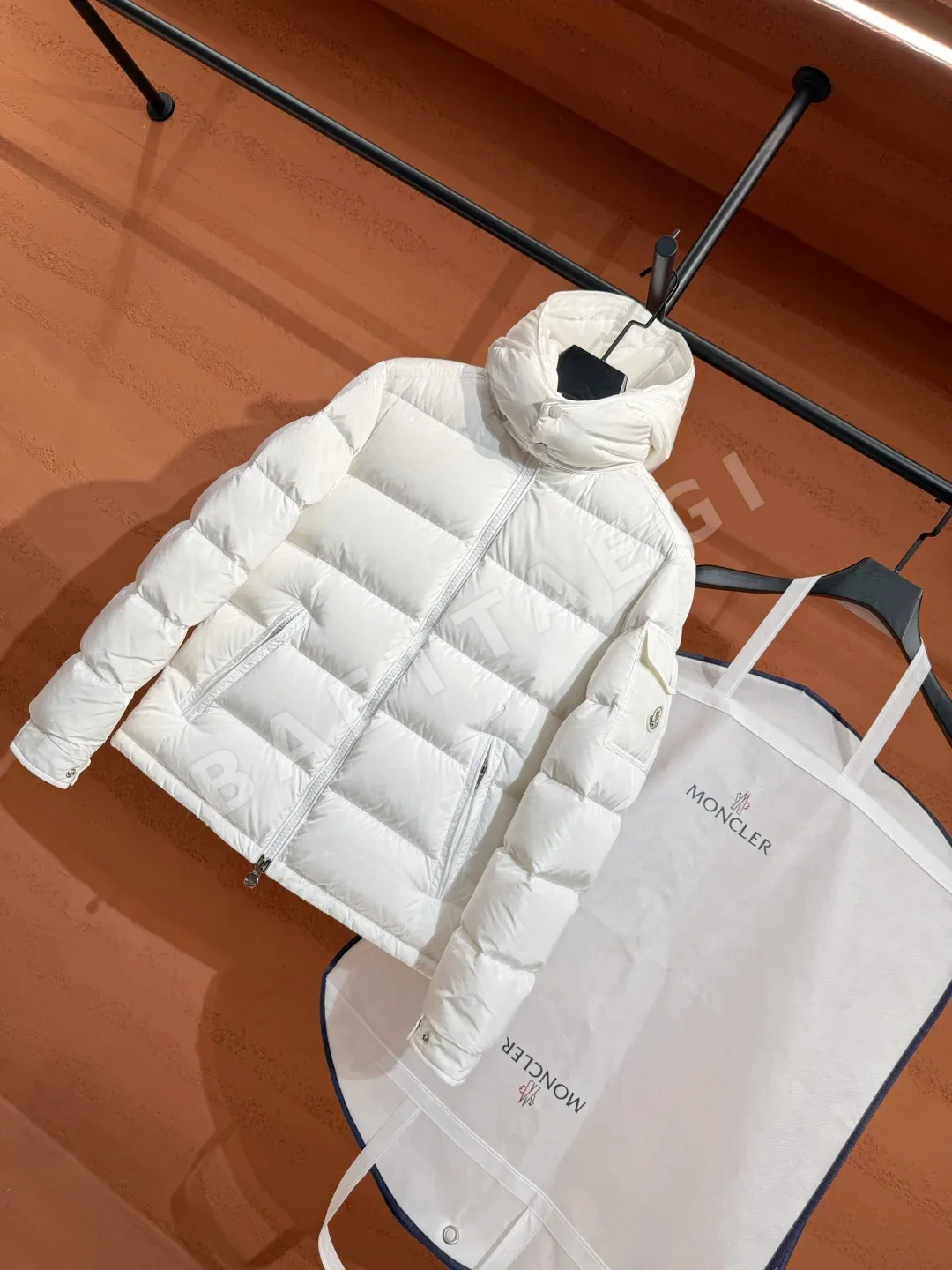 몽클레르 후드 쇼트 다운 재킷 상세 이미지 2